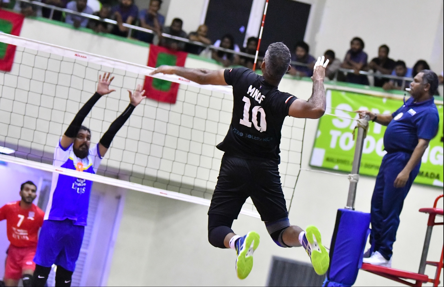 މާލެ: ޖެނުއަރީ 7، 2020- ގައުމީ ވޮލީބޯޅަ ލީގުގެ ފިރިހެން ޑިވިޝަނުގެ ފަހު މެޗުގައި ޕޮލިސް ކްލަބާއި ދިވެހި ސިފައިންގެ ކްލަބު ވާދަކުރި މެޗުގެ ތެރެއިން. މިމެޗުގައި ޕޮލިސް ކްލަބު ބަލިކޮށް، ދިވެހި ސިފައިންގެ ކްލަބުން ވަނީ ލީގު ކާމިޔާބުކޮށްފައި.---ފޮޓޯ: ހުސައިން ވަހީދު/މިހާރު