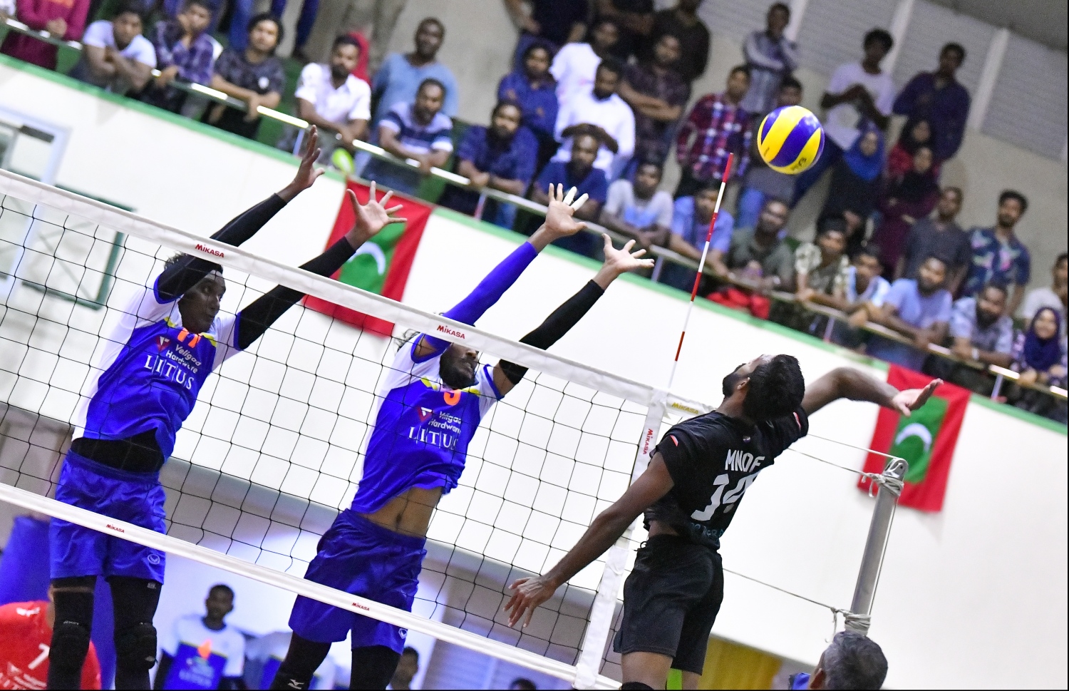 މާލެ: ޖެނުއަރީ 7، 2020- ގައުމީ ވޮލީބޯޅަ ލީގުގެ ފިރިހެން ޑިވިޝަނުގެ ފަހު މެޗުގައި ޕޮލިސް ކްލަބާއި ދިވެހި ސިފައިންގެ ކްލަބު ވާދަކުރި މެޗުގެ ތެރެއިން. މިމެޗުގައި ޕޮލިސް ކްލަބު ބަލިކޮށް، ދިވެހި ސިފައިންގެ ކްލަބުން ވަނީ ލީގު ކާމިޔާބުކޮށްފައި.---ފޮޓޯ: ހުސައިން ވަހީދު/މިހާރު