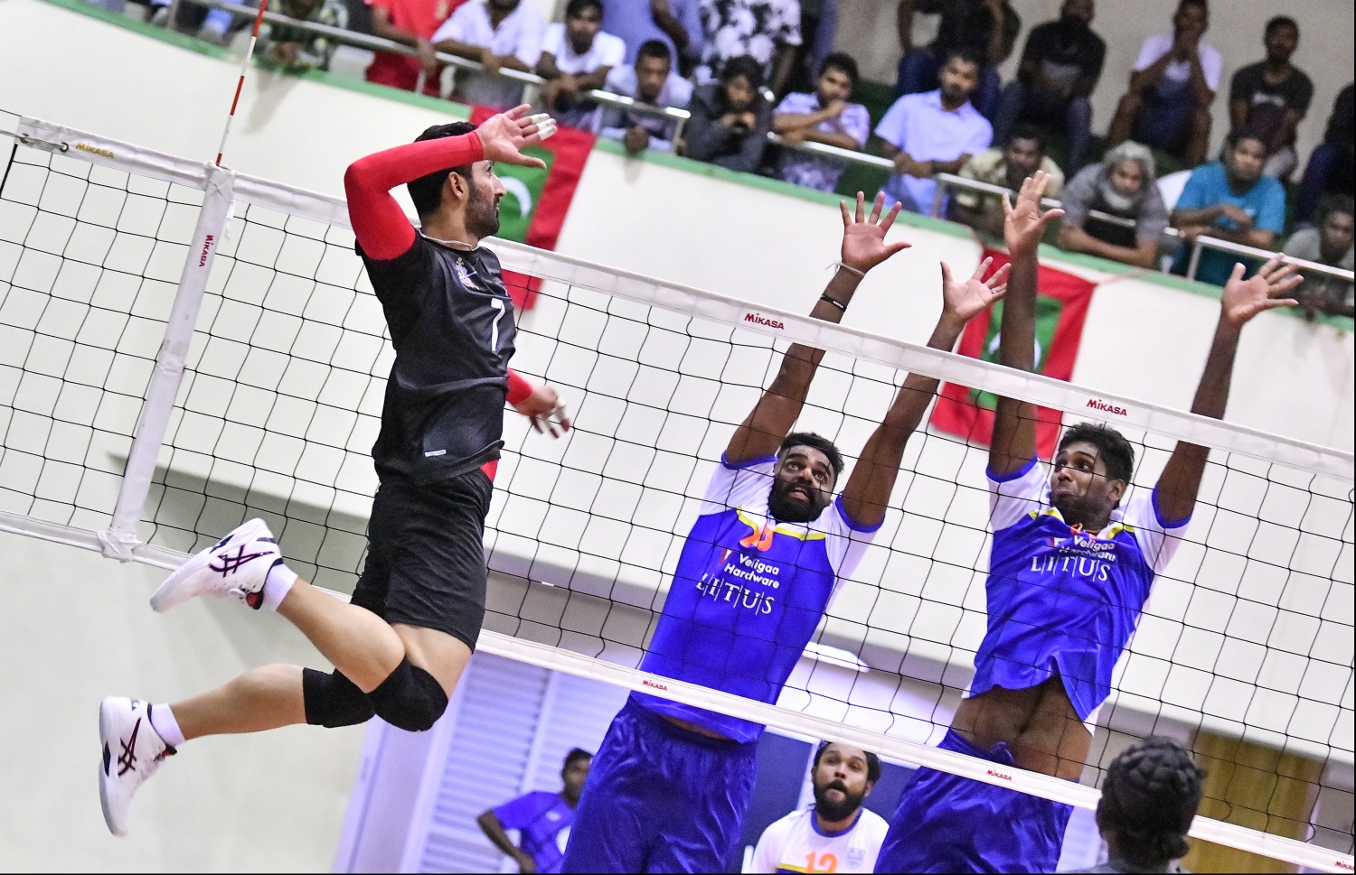 މާލެ: ޖެނުއަރީ 7، 2020- ގައުމީ ވޮލީބޯޅަ ލީގުގެ ފިރިހެން ޑިވިޝަނުގެ ފަހު މެޗުގައި ޕޮލިސް ކްލަބާއި ދިވެހި ސިފައިންގެ ކްލަބު ވާދަކުރި މެޗުގެ ތެރެއިން. މިމެޗުގައި ޕޮލިސް ކްލަބު ބަލިކޮށް، ދިވެހި ސިފައިންގެ ކްލަބުން ވަނީ ލީގު ކާމިޔާބުކޮށްފައި.---ފޮޓޯ: ހުސައިން ވަހީދު/މިހާރު