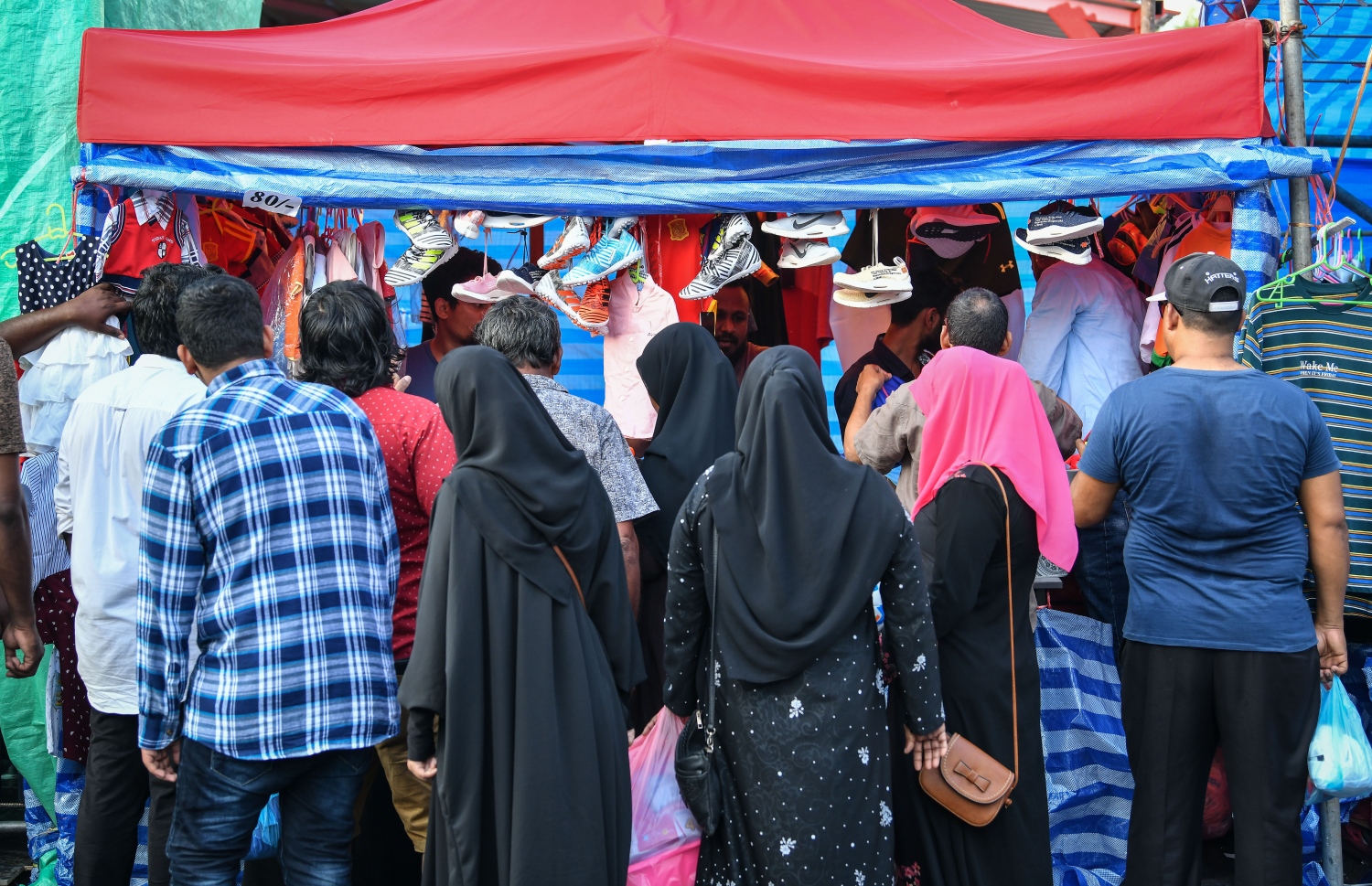 ސްކޫލްތަކުގެ ބޮޑު ޗުއްޓީއާ ދިމާކޮށް ރަސްފަންނުގައި ބޭއްވި ނައިޓް މާކެޓެއް.-- ފައިލް ފޮޓޯ: ނިޝާން އަލީ/މިހާރު