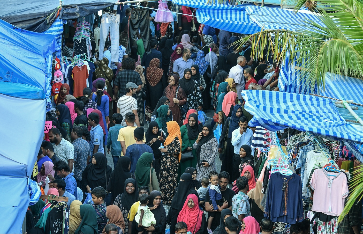 މާލެ- ޖެނުއަރީ 6، 2020: ސްކޫލްތަކުގެ ބޮޑު ޗުއްޓީއާ ދިމާކޮށް ސްކައި ލައިޓް އެޑްވަޓައިޒްއިން އިންތިޒާމްކޮށްގެން ރަސްފަންނު ސަރަހައްދުގައި ކުރިޔަށްގެންދާ މާލެ ސިޓީ ބޮޑު ޗުއްޓީ ނައިޓް މާކެޓްގެ ތެރެއިން--. ފޮޓޯ: ނިޝާން އަލީ/މިހާރު