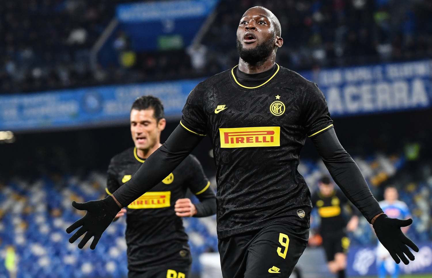 ލުކާކޫ ރޭގެ މެޗުގައި ލަނޑު ޖެހުމަށް ފަހު އުފާފާޅުކުރަނީ. --ފޮޓޯ: އޭއެފްޕީ