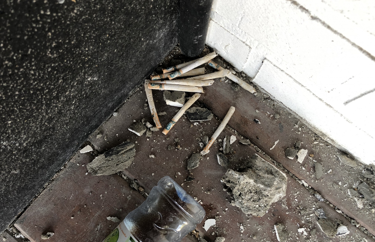 ޕެވީލިއަނަށް އަރަން ހަދާފައި ހުރި ބްރިޖުގެ ތެރޭގައި ސިނގިރޭޓް ބަޓުތަކެއް އުކާލާފައި.-- ފޮޓޯ: ނިޝާން އަލީ/ މިހާރު