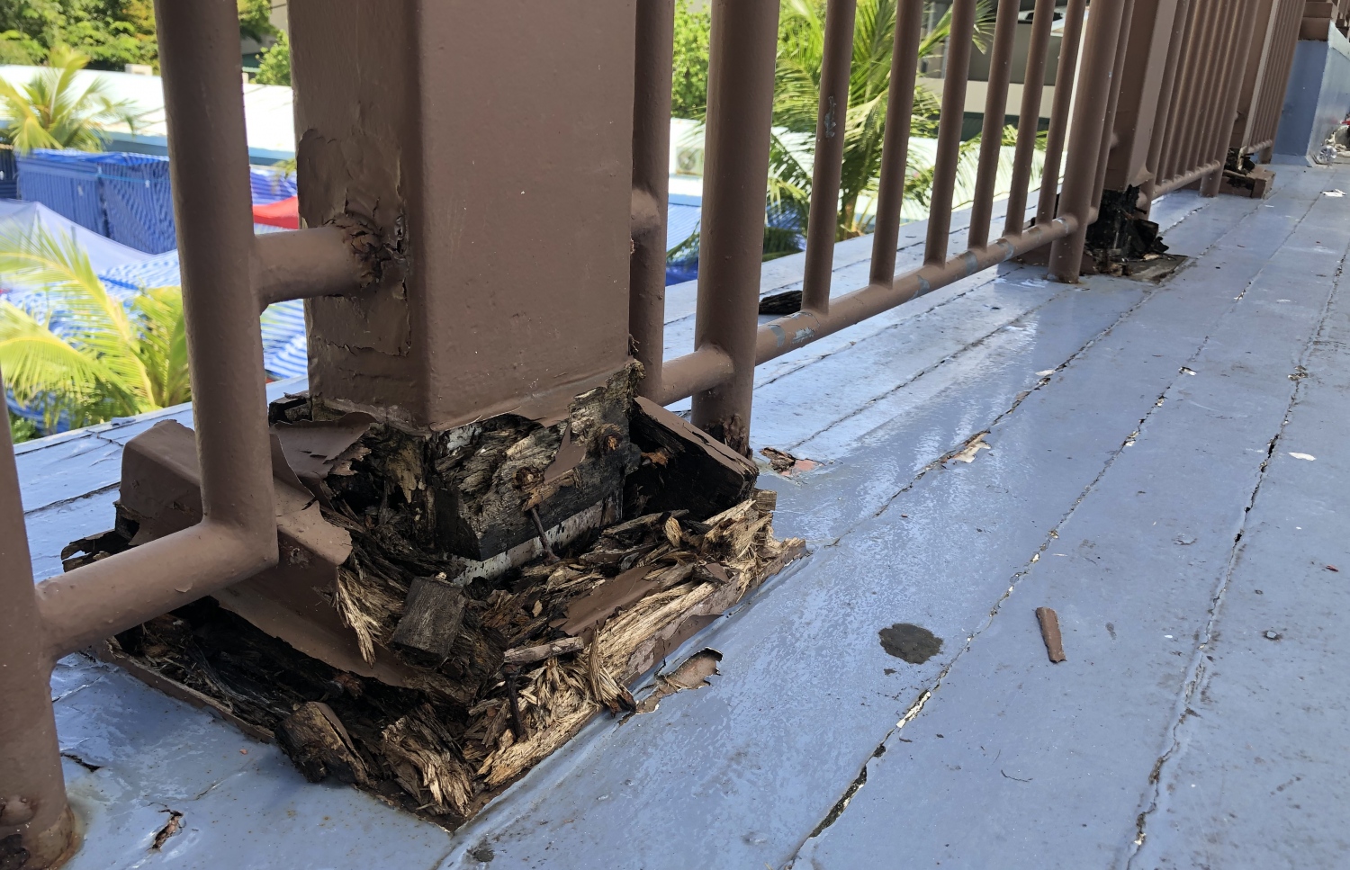 ޕެވީލިއަނަށް އަރަން ހަދާފައި ހުރި ބްރިޖުގެ ތަނބެއް ވަރަށް ބޮޑަށް ހަލާކުވެފައި .-- ފޮޓޯ: ނިޝާން އަލީ/ މިހާރު