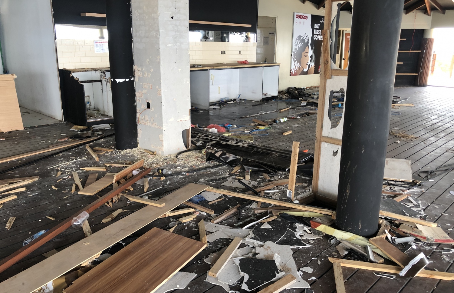 ޕެވީލިއަންގައި ހަދާފައި ހުރި ރެސްޓޯރެންޓެއްގެ ތެރޭގައި ހުރި ކުނިތަކެއް.-- ފޮޓޯ: ނިޝާން އަލީ/ މިހާރު