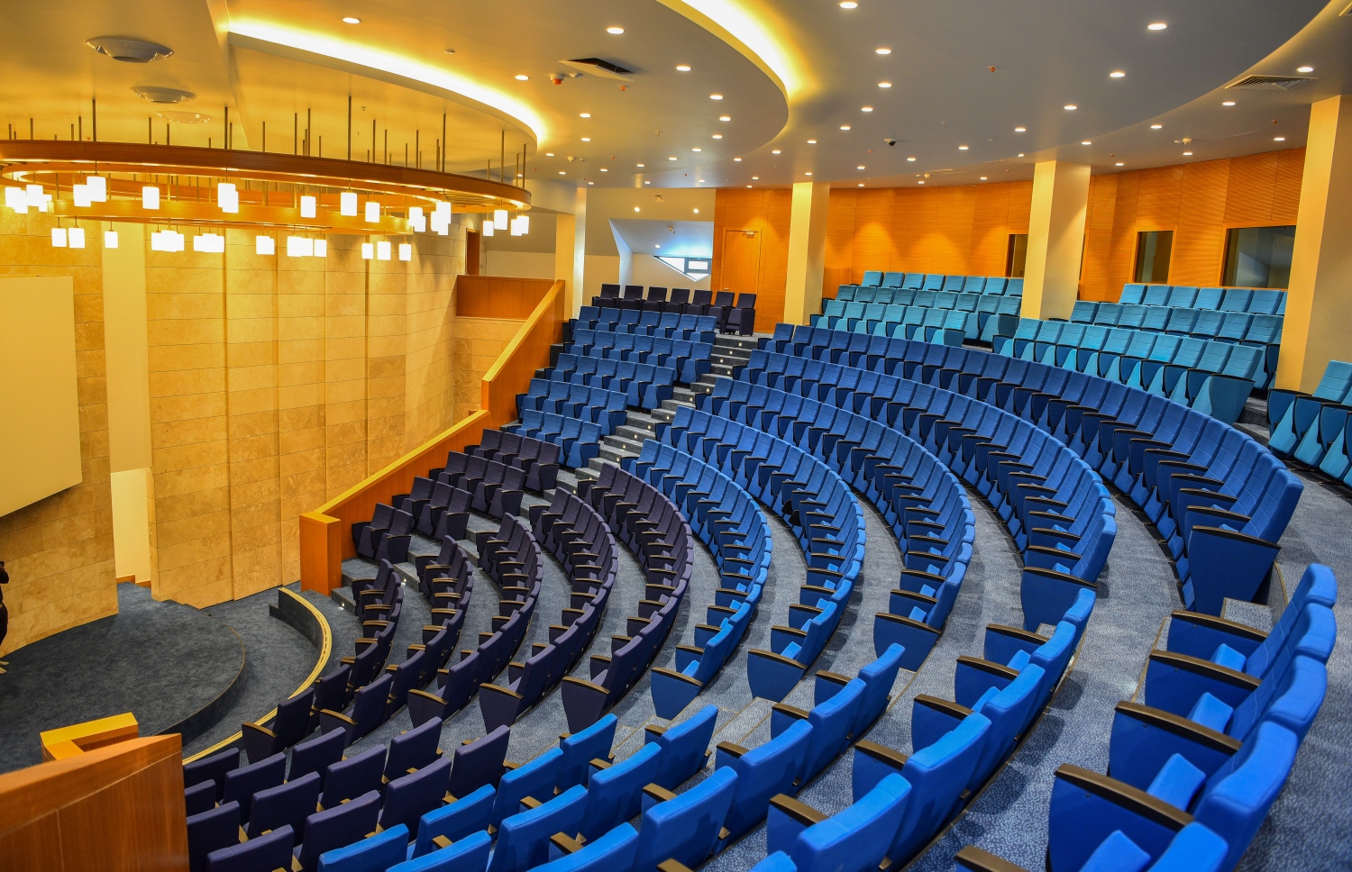 މާލެ- ޖެނުއަރީ 7، 2020: ސައޫދީ އަރަބިއްޔާގެ ރަސްގެފާނު ސަލްމާން އަބްދުލްއަޒީޒްގެ ޚަރަދުގައި މާލޭގައި އިމާރާތްކުރި މިސްކިތުގެ އޮޑިޓޯރިއަމް: މިތަނުގައި 350 މީހުންގެ ޖާގަ އޮވޭ--. ފޮޓޯ: ނިޝާން އަލީ/މިހާރު