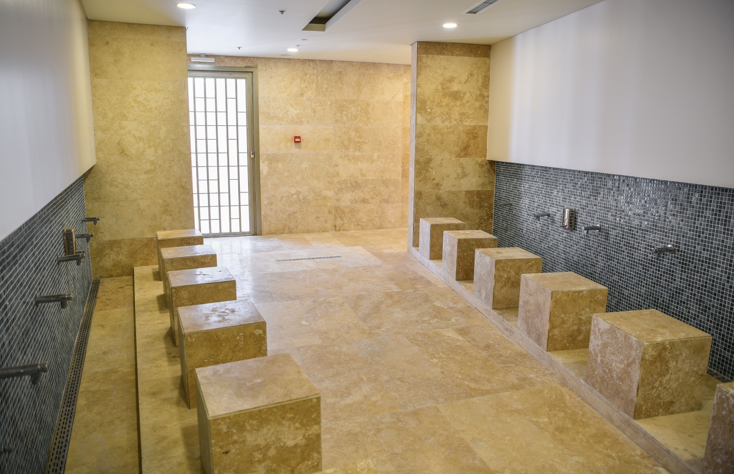 މާލެ- ޖެނުއަރީ 7، 2020: ސައޫދީ އަރަބިއްޔާގެ ރަސްގެފާނު ސަލްމާން އަބްދުލްއަޒީޒްގެ ޚަރަދުގައި މާލޭގައި އިމާރާތް ކުރި މިސްކިތުގެ އެންމެ ތިރި: މި ތަނުގައި ހިމެނެނީ ފާހާނާތަކާއި ފުލޫކުރާ ބައި--. ފޮޓޯ: ނިޝާން އަލީ/މިހާރު