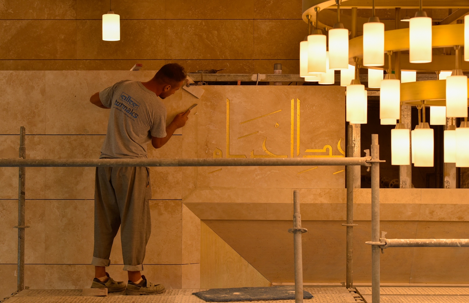 މާލެ- ޖެނުއަރީ 7، 2020: ސައޫދީ އަރަބިއްޔާގެ ރަސްގެފާނު ސަލްމާން އަބްދުލްއަޒީޒްގެ ޚަރަދުގައި މާލޭގައި އިމާރާތް ކުރި މިސްކިތުގެ ފަހުގެ މަސައްކަތްތައް ކުރިއަށްދަނީ--. ފޮޓޯ: ނިޝާން އަލީ/މިހާރު