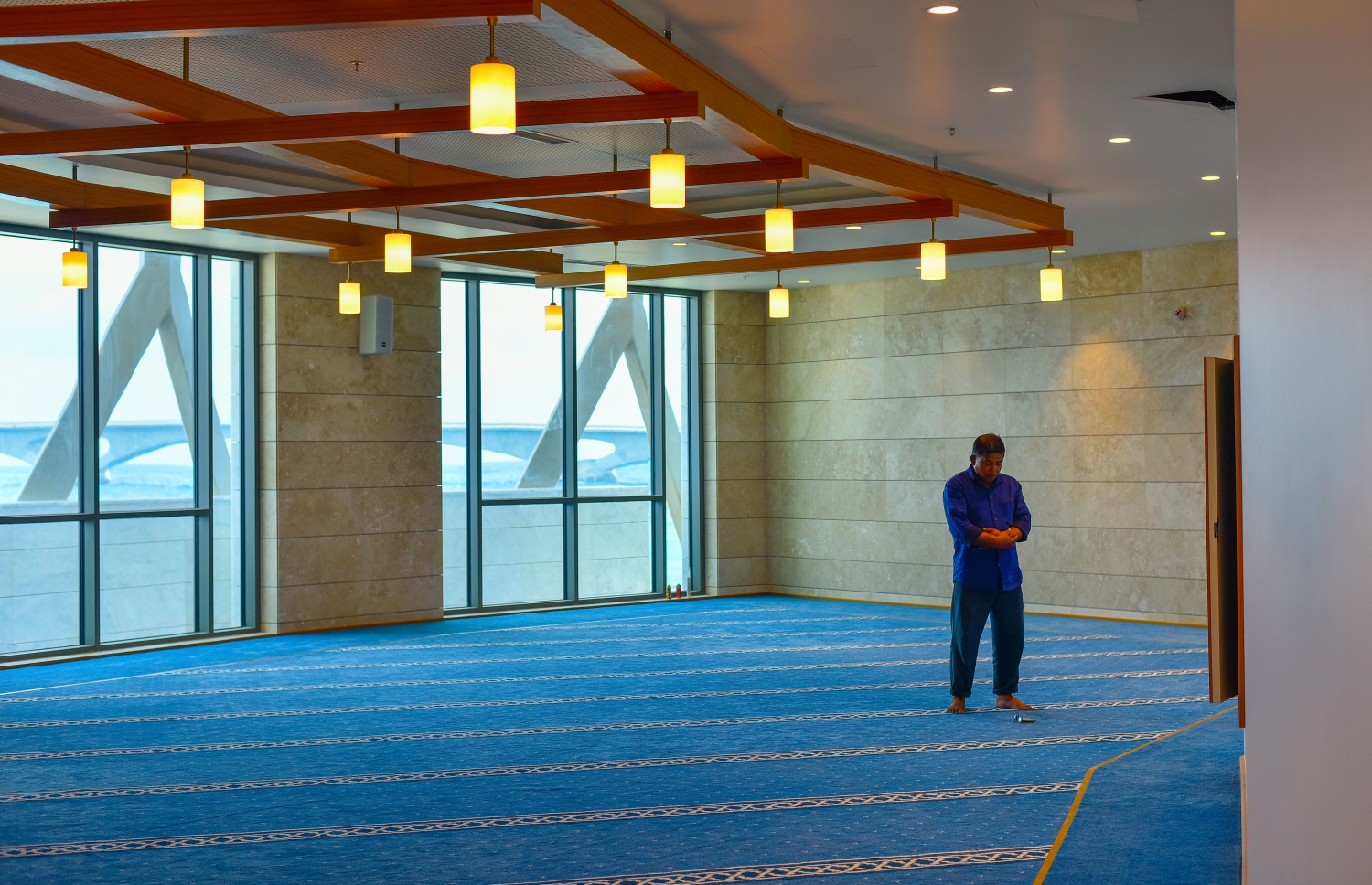 މާލެ- ޖެނުއަރީ 7، 2020: ސައޫދީ އަރަބިއްޔާގެ ރަސްގެފާނު ސަލްމާން އަބްދުލްއަޒީޒްގެ ޚަރަދުގައި މާލޭގައި އިމާރާތް ކުރި މިސްކިތުގައި މިއަދު މީހަކު ނަމާދު ކުރަނީ ، ވައްކޮށް ހަދާފައި ހުރި މިސްކިތުގައި މިހާރު ކުރިއަށް ދަނީ ތަން ސާފުކުރުމާއި އެންމެ ފަހުގެ ކުދިކުދި މަސައްކަތްތައް--. ފޮޓޯ: ނިޝާން އަލީ/މިހާރު