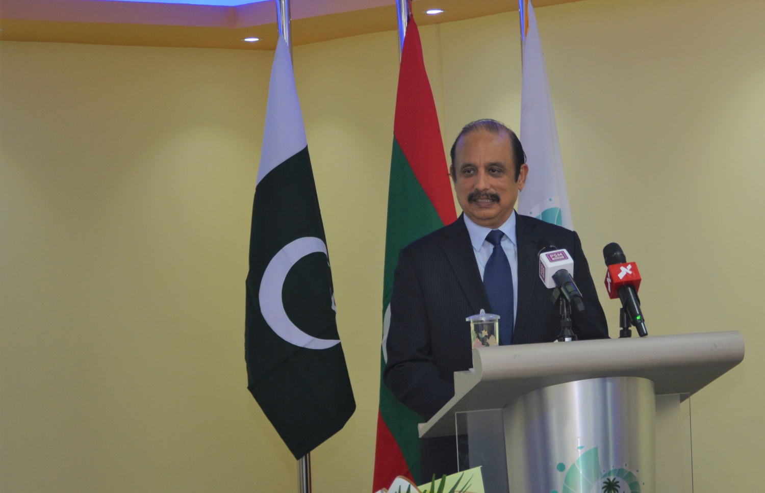 ޕާކިސްތާނުން ރާއްޖެ އަށް ކަނޑައަޅާފައިވާ ސަފީރު ވަސީމް އަކްރަމް، މިއަދުގެ ރަސްމިއްޔާތުގައި ވާހަކަ ދައްކަވަނީ.--- ފޮޓޯ: ސީއެސްސީ