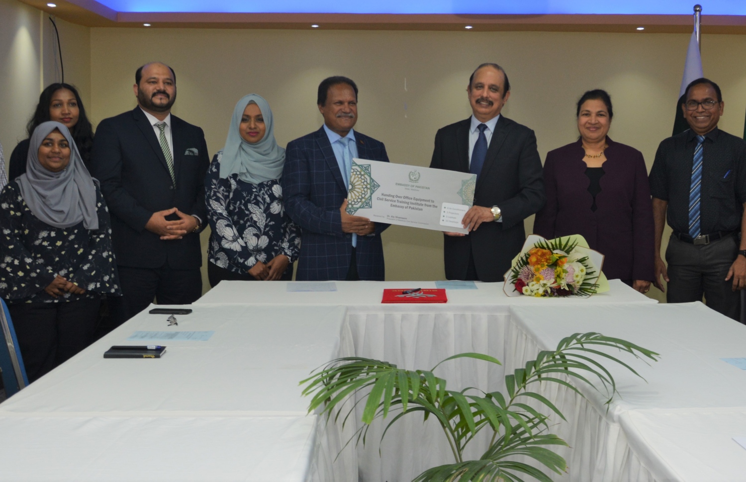 ޕާކިސްތާންގެ ފަރާތުން ދިން އެހީތަކާ، ސީއެސްސީގެ ރައީސް އެލިޝް މިއަދު ހަވާލުވެވަޑައިގަންނަވަނީ.---ފޮޓޯ: ސީއެސްސީ