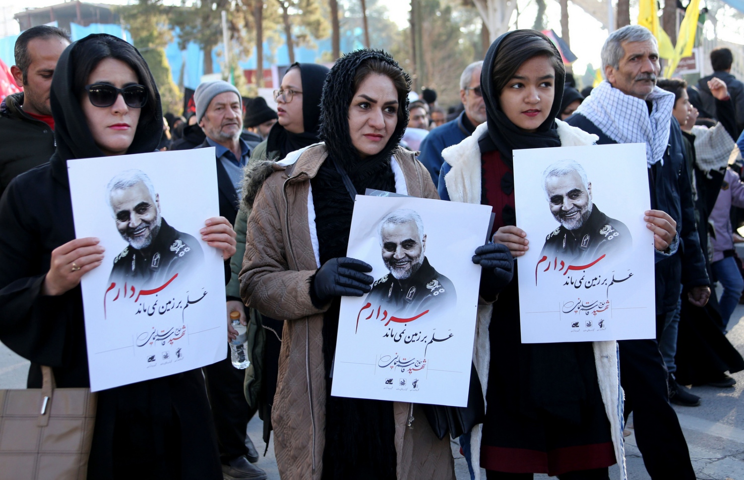 އީރާނުގެ ގުދުސް ފޯސްގެ ކޮމާންޑަރު ސުލައިމާނީގެ ޖަނާޒާއަށް ނުކުތް މީހުން ސުލައިމާނީގެ ފޮޓޯތައް ހިފައިގެން. --ފޮޓޯ:އޭއެފްޕީ