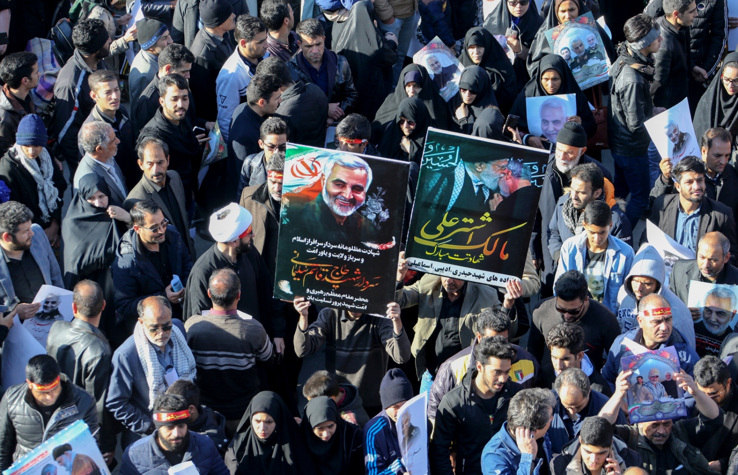 އީރާނުގެ ގުދުސް ފޯސްގެ ކޮމާންޑަރު ސުލައިމާނީގެ ޖަނާޒާއަށް ނުކުތް މީހުން ކަރްމަން ސިޓީގެ މަގުތައް ފުރާލާފައި: ސުލައިމާނީގެ ޖަނާޒާ އަށް ވަނީ މިލިއަނުން މީހުން ނުކުމެފައި. --ފޮޓޯ:އޭއެފްޕީ