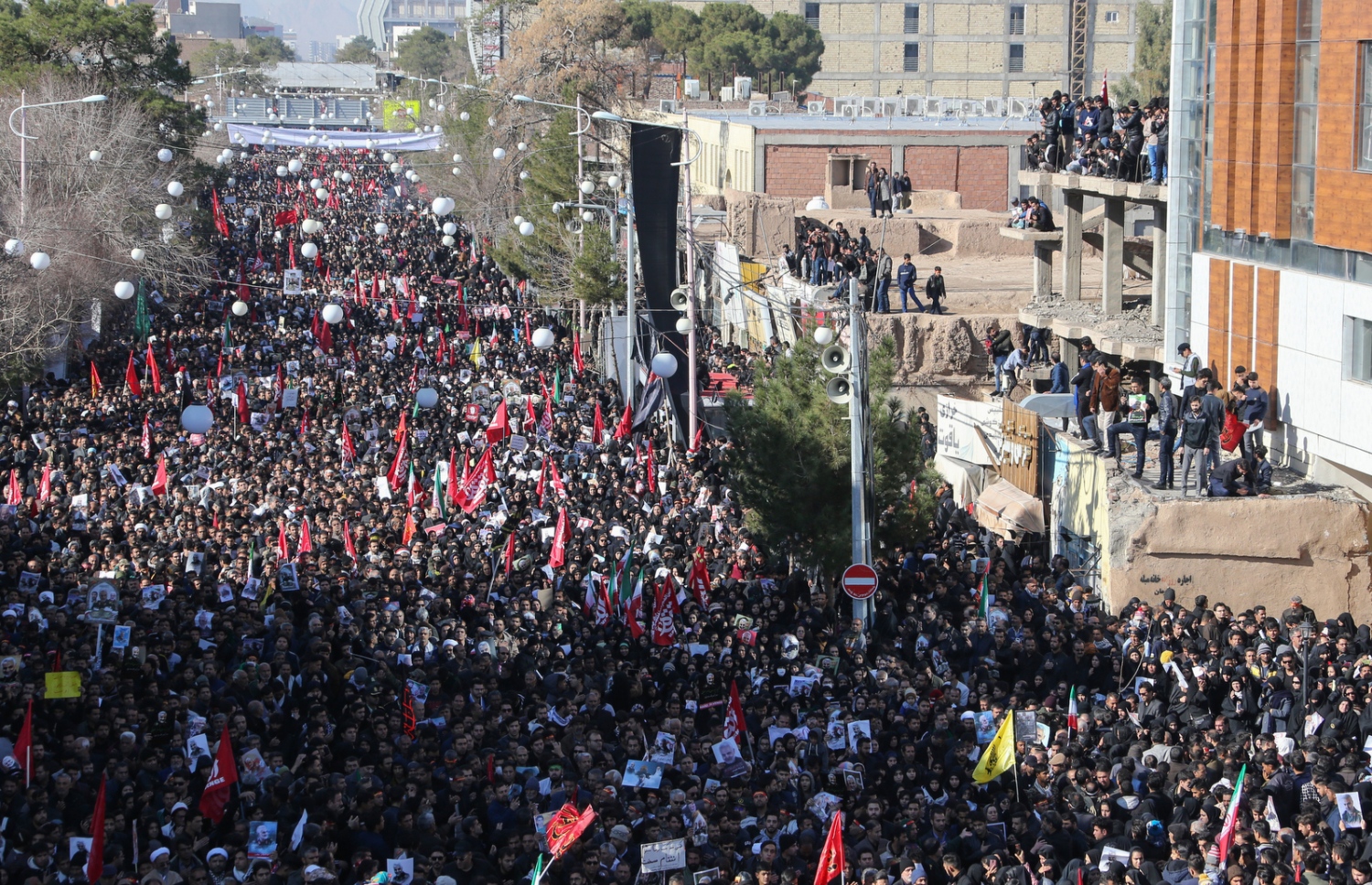 އީރާނުގެ ގުދުސް ފޯސްގެ ކޮމާންޑަރު ސުލައިމާނީގެ ޖަނާޒާއަށް ނުކުތް މީހުން ކަރްމަން ސިޓީގެ މަގުތައް ފުރާލާފައި: ސުލައިމާނީގެ ޖަނާޒާ އަށް ވަނީ މިލިއަނުން މީހުން ނުކުމެފައި. --ފޮޓޯ:އޭއެފްޕީ