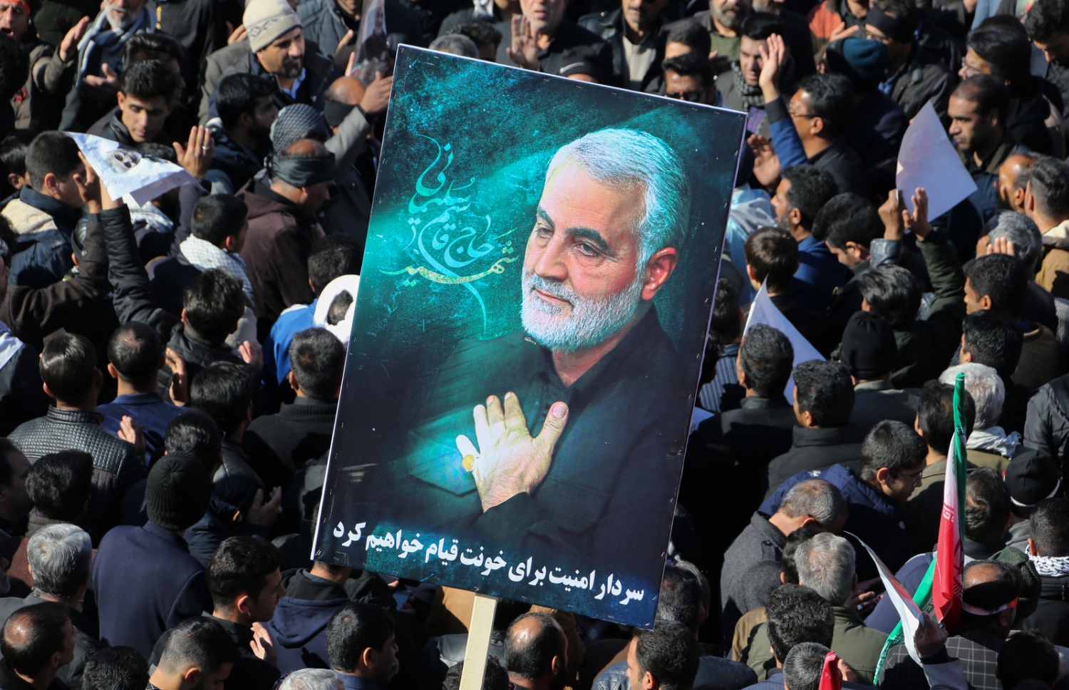 އީރާނުގެ ގުދުސް ފޯސްގެ ކޮމާންޑަރު ސުލައިމާނީގެ ޖަނާޒާއަށް ނުކުތް މީހުން ސުލައިމާނީގެ ފޮޓޯއެއް ހިފައިގެން. --ފޮޓޯ:އޭއެފްޕީ