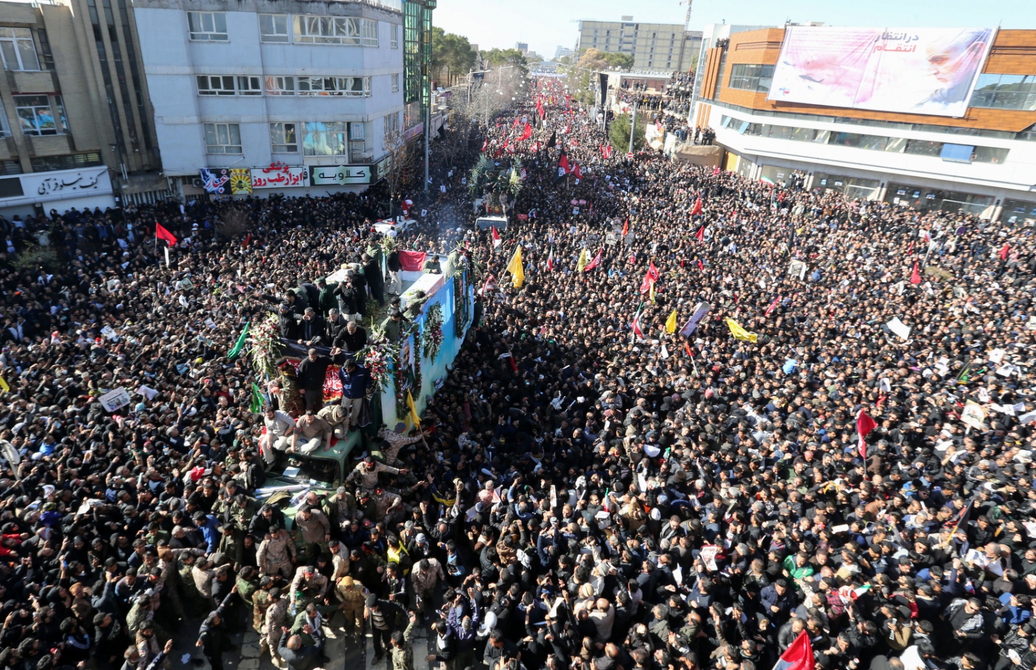 އީރާނުގެ ގުދުސް ފޯސްގެ ކޮމާންޑަރު ސުލައިމާނީގެ ޖަނާޒާއަށް ނުކުތް މީހުން ކަރްމަން ސިޓީގެ މަގުތައް ފުރާލާފައި: ސުލައިމާނީގެ ޖަނާޒާ އަށް ވަނީ މިލިއަނުން މީހުން ނުކުމެފައި. --ފޮޓޯ:އޭއެފްޕީ