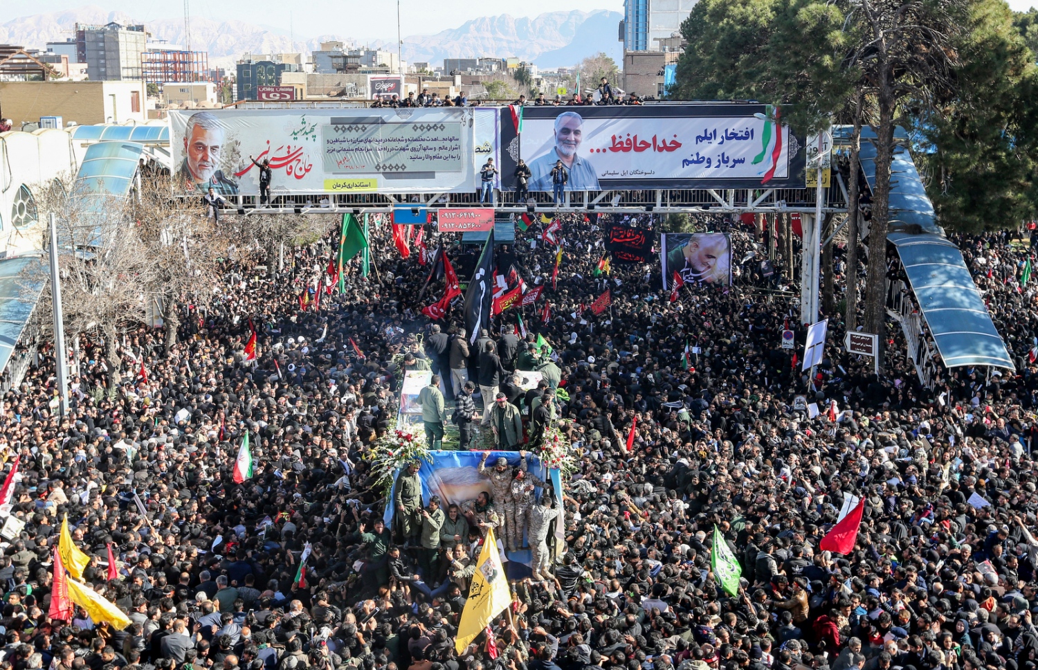 އީރާނުގެ ގުދުސް ފޯސްގެ ކޮމާންޑަރު ސުލައިމާނީގެ ޖަނާޒާއަށް ނުކުތް މީހުން ކަރްމަން ސިޓީގެ މަގުތައް ފުރާލާފައި. --ފޮޓޯ:އޭއެފްޕީ