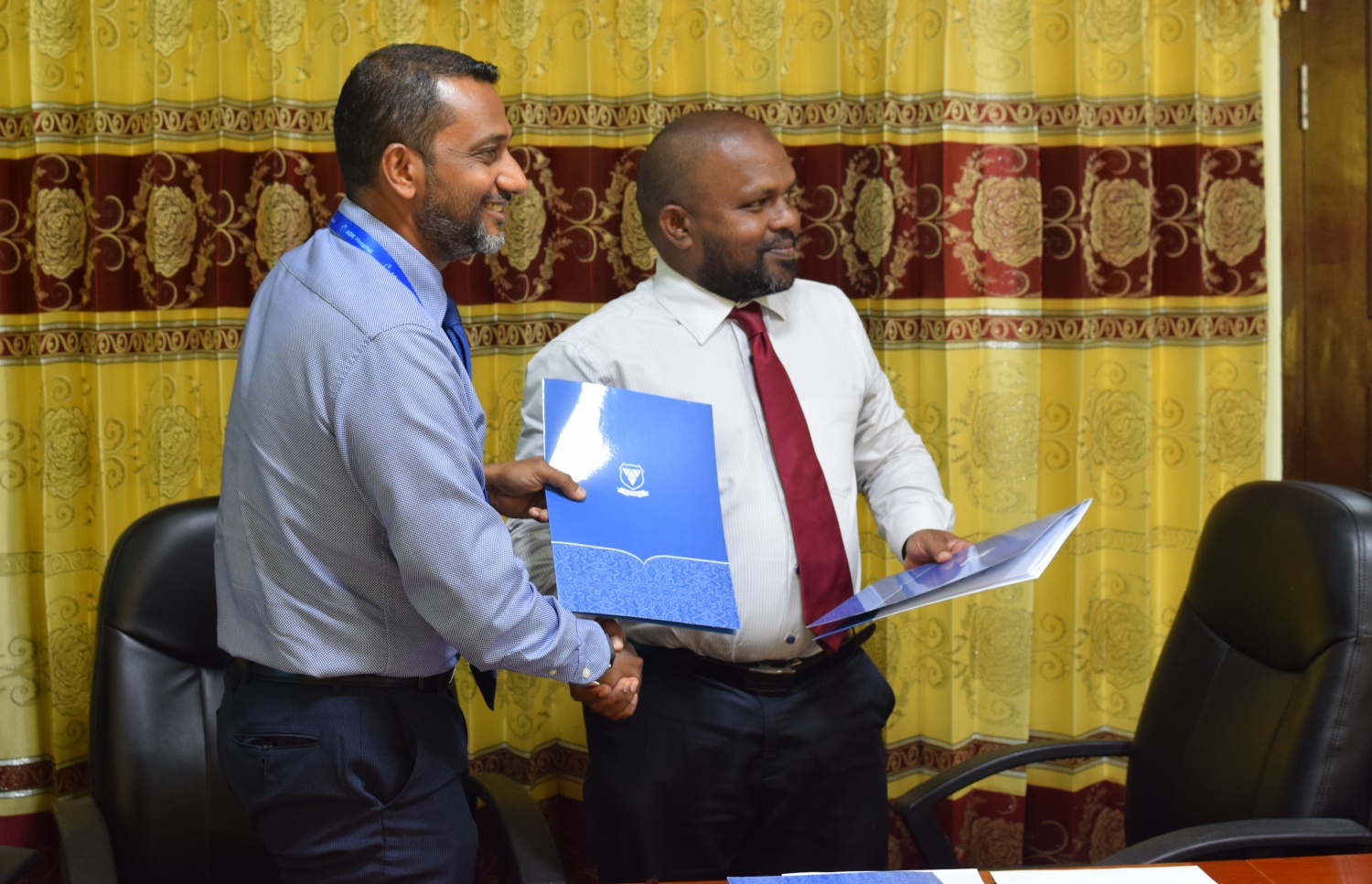 ދިރާސާކުރުމުގެ ދާއިރާއިން އެއްބާރުލުން ދިނުމުގެ އެއްބަސްވުމުގައި ސޮއިކުރެއްވުމަށްފަހު އޭޑީކޭ ހޮސްޕިޓަލްގެ މެނޭޖިން ޑިރެކްޓަރު އަފްއާލް (ވ) އަދި މޯލްޑިވްސް ރިސާޗުގެ އިސް އޮފިޝަލަކު ސަލާމްކުރައްވަނީ.-- ފޮޓޯ: ވިލާ ކޮލެޖު