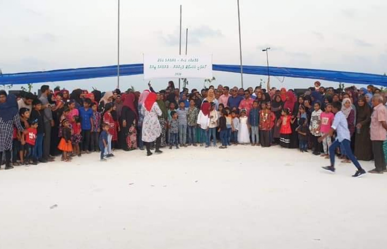 ހޯރަފުށީ އެއާޕޯޓު ހަދާ ސަރަހައްދުގައި ގަސް އިންދުމަށް މިއަދު ބޭއްވި ރަސްމިއްޔާތުގެ ތެރެއިން.