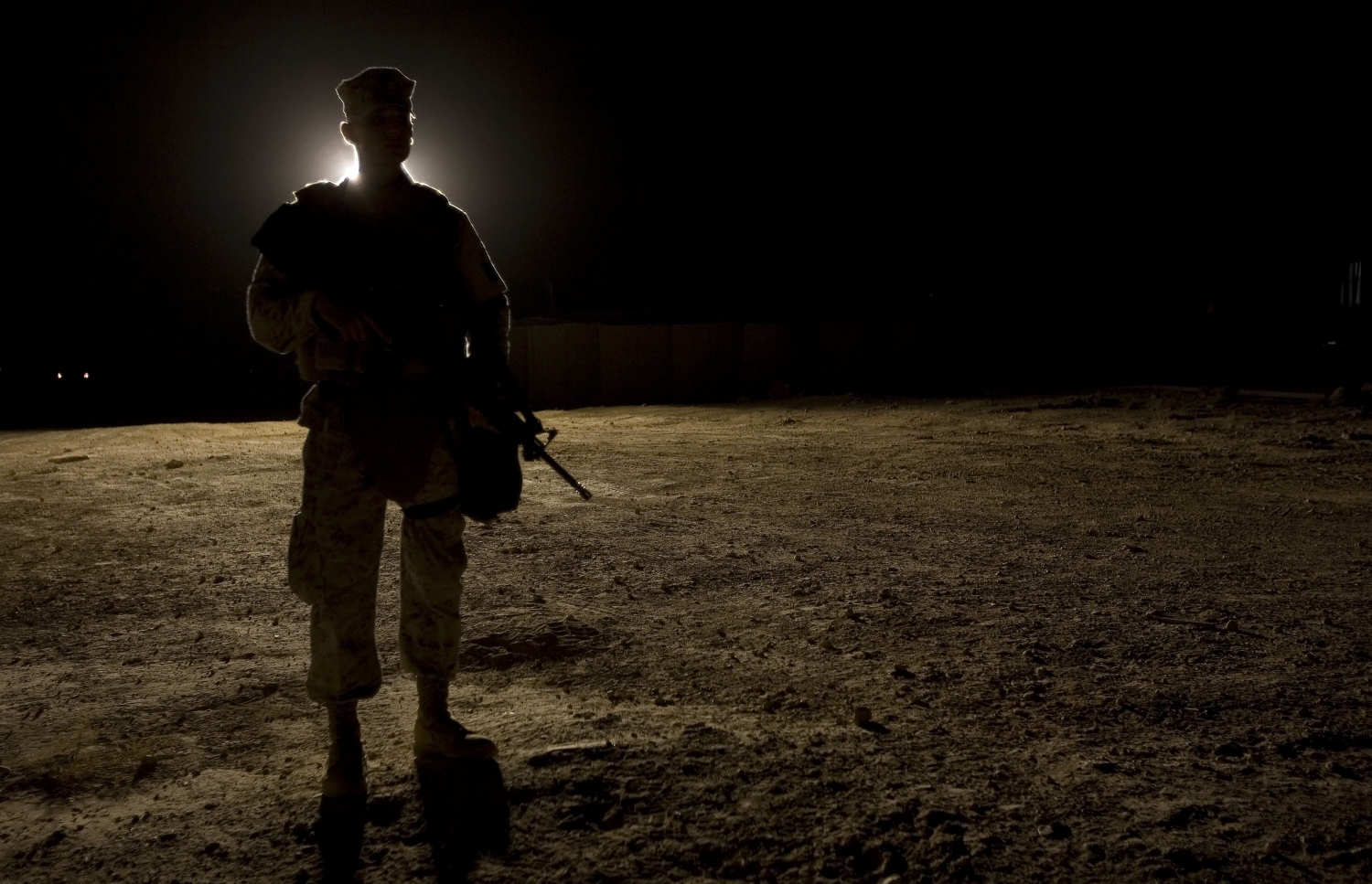 އިރާގުގެ އަންބާރު ޕްރޮވިންސްގެ އަލް އަސަދު ވައިގެ މަރުކަޒުގައި އެމެރިކާ ސިފައިންގެ މީހަކު ހަރަކާތްތެރި ވަނީ: އީރާނުން ވަނީ އަލް އަސަދު މަރުކަޒަށް ހަމަލާދީފައި. --އޭއެފްޕީ ފައިލް ފޮޓޯ