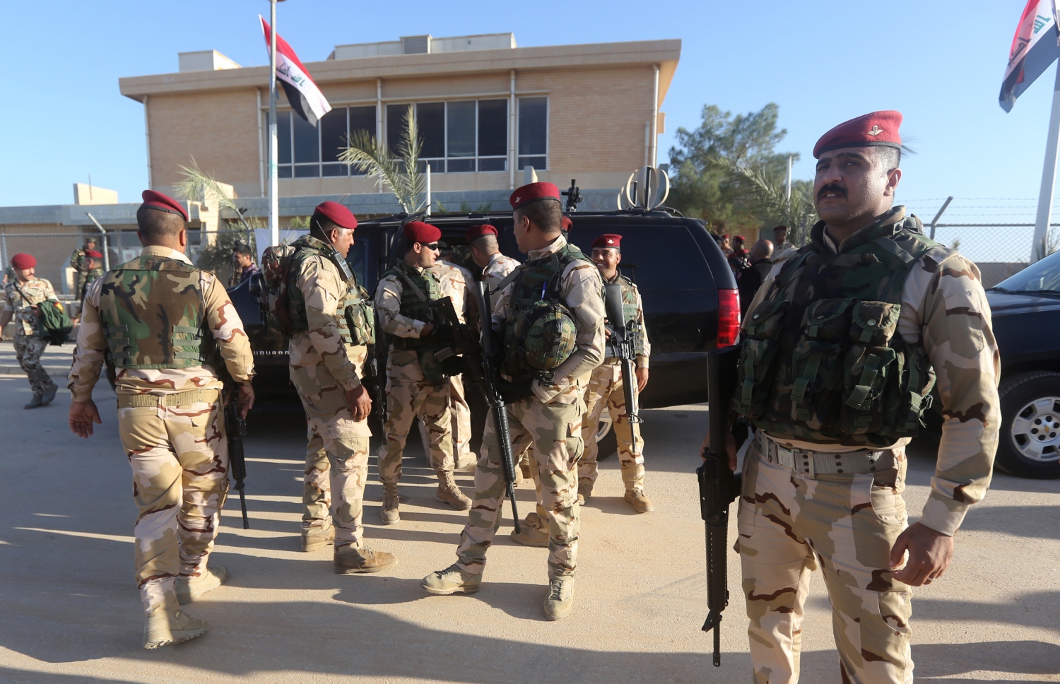 އިރާގުގެ އަންބާރު ޕްރޮވިންސްގެ އަލް އަސަދު ވައިގެ މަރުކަޒުގައި އިރާގު ސިފައިންގެ ބަޔަކު ނޮވެމްބަރު 11، 2014 ގައި ހަރަކާތްތެރި ވަނީ. --އޭއެފްޕީ ފައިލް ފޮޓޯ