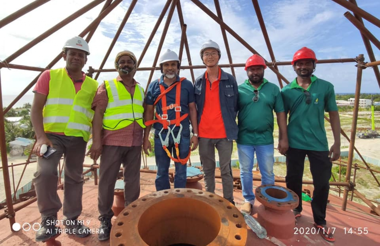 ތިނަދޫގައި ގާއިމް ކުރާ ގޭސް ޕްލާންޓްގެ ކޮންސްޓްރަކްޝަން މަސައްކަތް ކުރާ ކުންފުނީގެ މުވައްޒަފުން-- ފޮޓޯ:ފޭސްބުކް