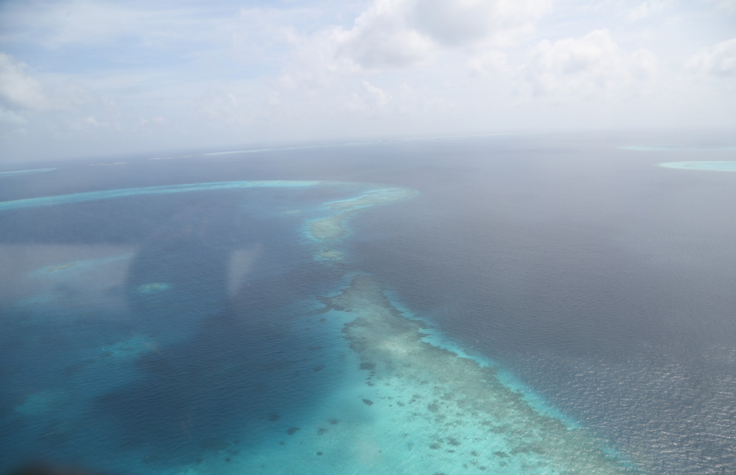 "ޓީޓީއެސް ފާނަ" ދޯނީގެ ކައްޕި ހޯދުމަށް، މާލެ އަތޮޅު ކައިރީގައި އޮންނަ ފަރުގެ ސަރަހައްދު އެމްއެންޑީއެފްގެ ހެލިކޮޕްޓަރުގައި މިއަދު ބަލަނީ.---ފޮޓޯ: އެމްއެންޑީއެފް