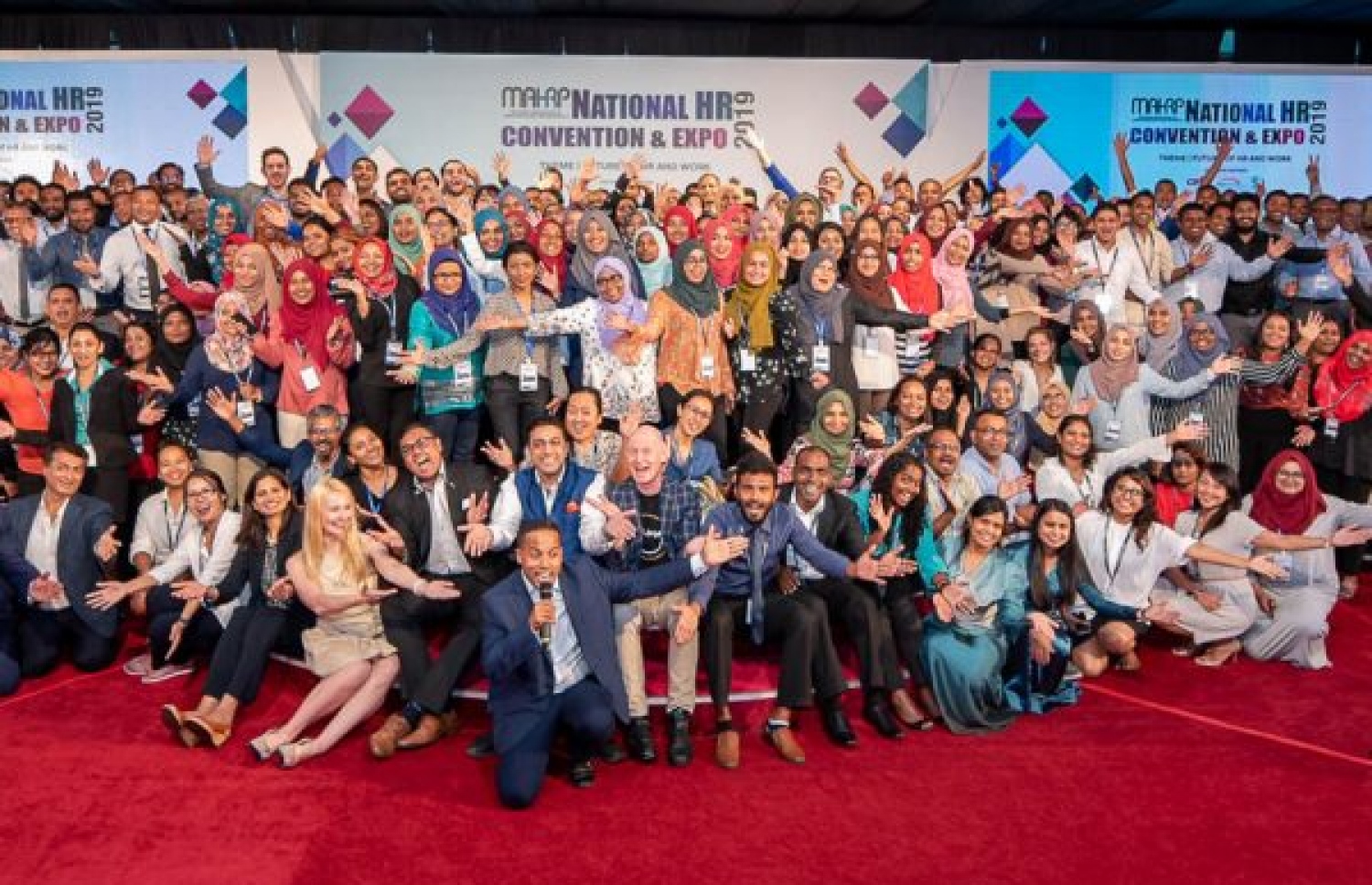 މާޕުން 2019 އަހަރު ބޭއްވި އެޗްއާރު ކޮންވެންޝަންގެ ބައިވެރިން ފޮޓޯއަކަށް ހުއްޓިގެން. --ފޮޓޯ: މާފް