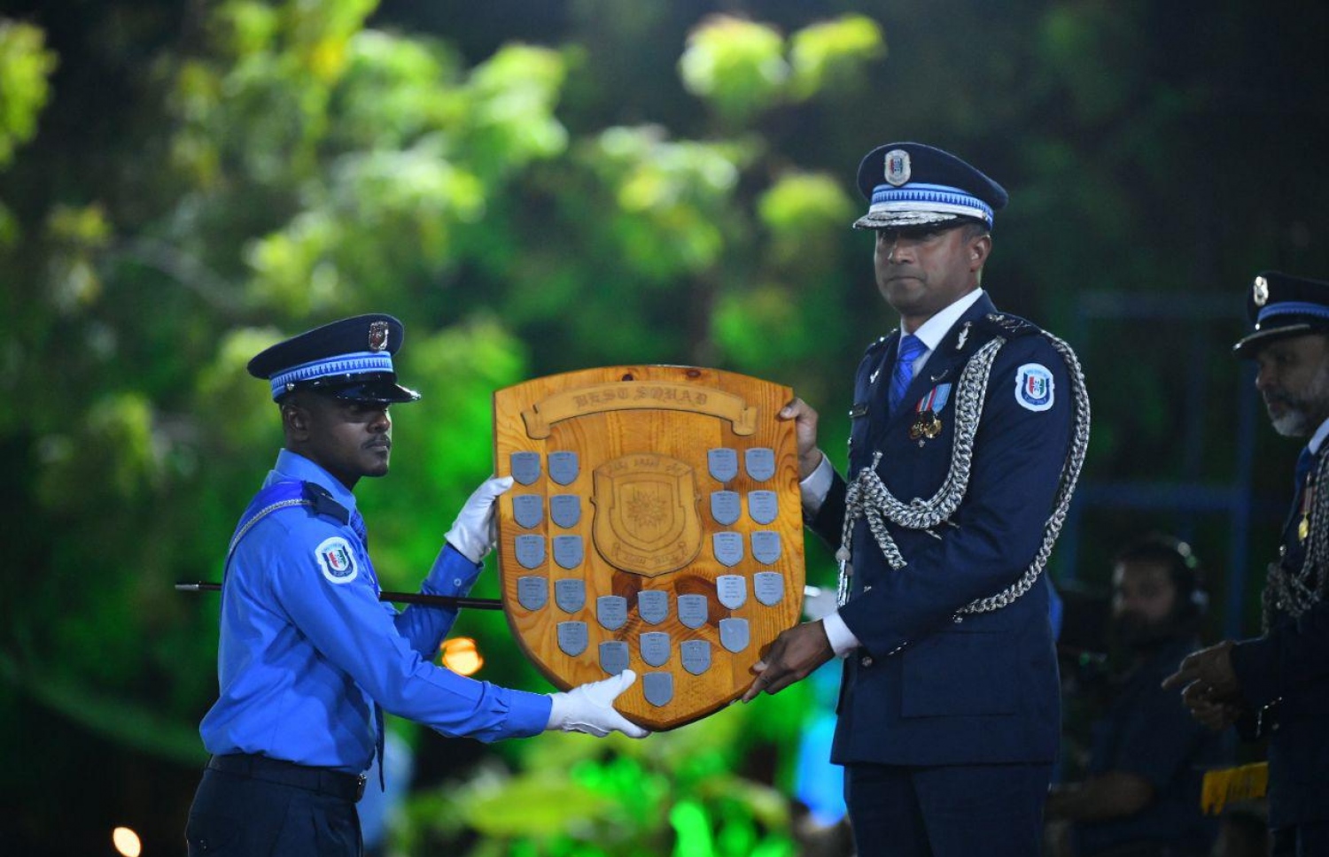 ފުލުހުންގެ 31 ވަނަ ތަމްރީނު ކޯހުން ދަސްވެނިވި ފުލުހަކަށް ޕޮލިސް ކޮމިޝަނަރު ހަމީދު އިނާމު ދެއްވަނީ.---ފޮޓޯ: ހުސައިން ވަހީދު/މިހާރު