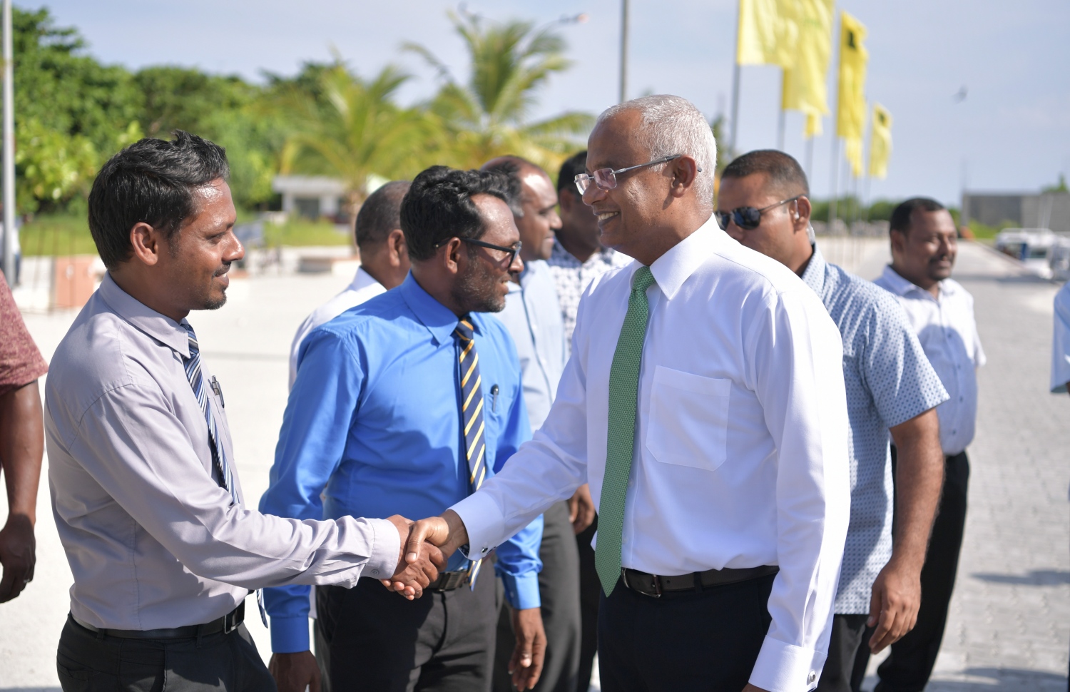 ނ. ކެނދިކުޅުދޫ: ޖެނުއަރީ 8، 2020:  ނ. ކެނދިކުޅުދޫގައި އަލަށް އިމާރާތް ކޮށްފައިވާ "މަސްޖިދުއްރަޙްމަތު" މިސްކިތް ރަސްމީކޮށް ހުޅުވުމަށް ބޭއްވި ރަސްމިއްޔާތުގައި ބައިވެރިވެ ވަޑައިގަތުމަށް ރައީސް އިބްރާހިމް މުހައްމަދު ސޯލިހު އެ ރަށަށް ވަޑައިގަތުމުން، އެ ރަށުގެ ބައެއް މީހުން އެމަނިކުފާނަށް މަރުހަބާ ދަންނަވަނީ-- ފޮޓޯ: ރައީސް އޮފީސް