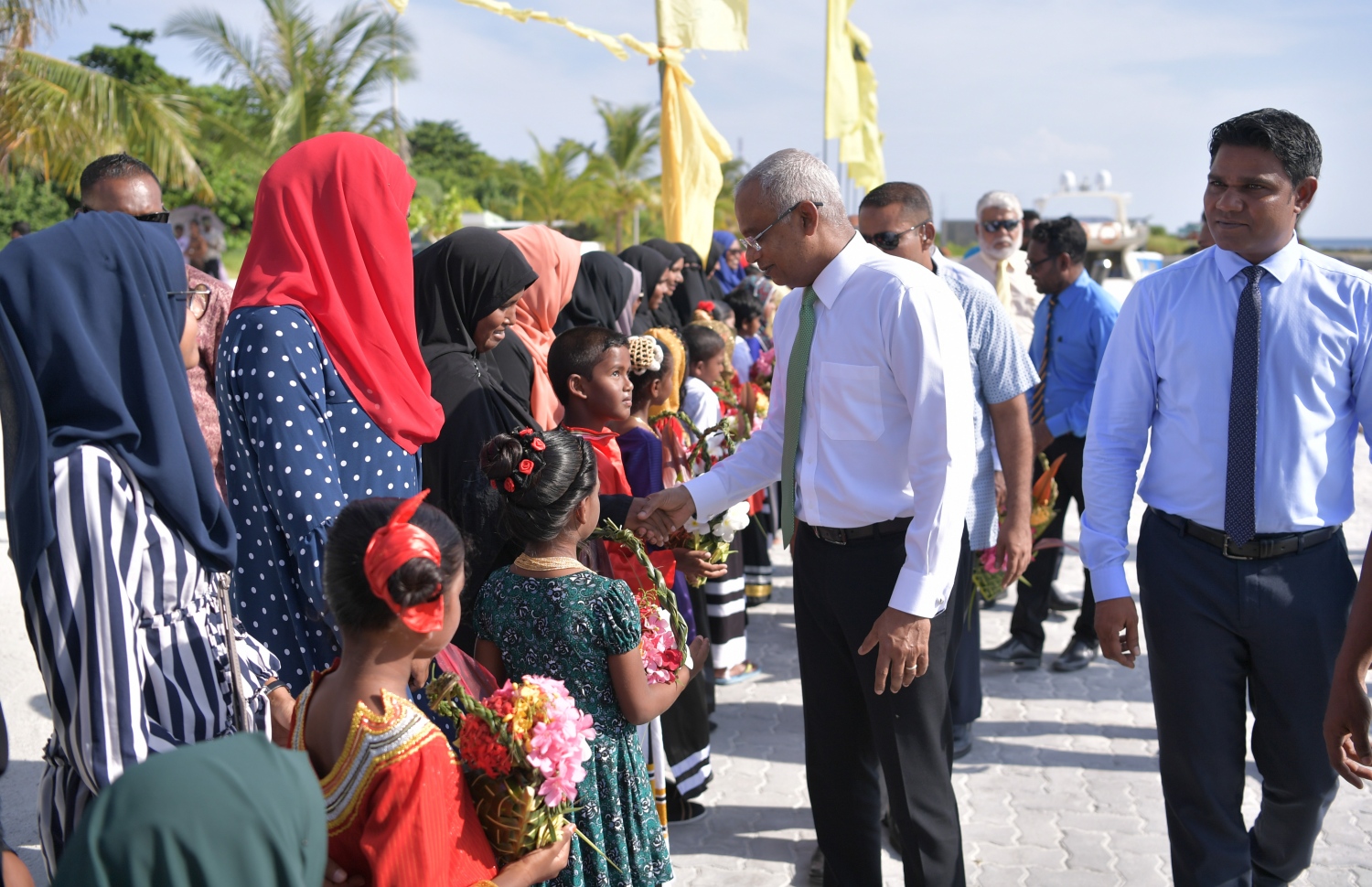 ނ. ކެނދިކުޅުދޫ: ޖެނުއަރީ 8، 2020:  ނ. ކެނދިކުޅުދޫގައި އަލަށް އިމާރާތް ކޮށްފައިވާ "މަސްޖިދުއްރަޙްމަތު" މިސްކިތް ރަސްމީކޮށް ހުޅުވުމަށް ބޭއްވި ރަސްމިއްޔާތުގައި ބައިވެރިވެ ވަޑައިގަތުމަށް ރައީސް އިބްރާހިމް މުހައްމަދު ސޯލިހު އެ ރަށަށް ވަޑައިގަތުމުން، އެ ރަށުގެ ބައެއް މީހުން އެމަނިކުފާނަށް މަރުހަބާ ދަންނަވަނީ-- ފޮޓޯ: ރައީސް އޮފީސް