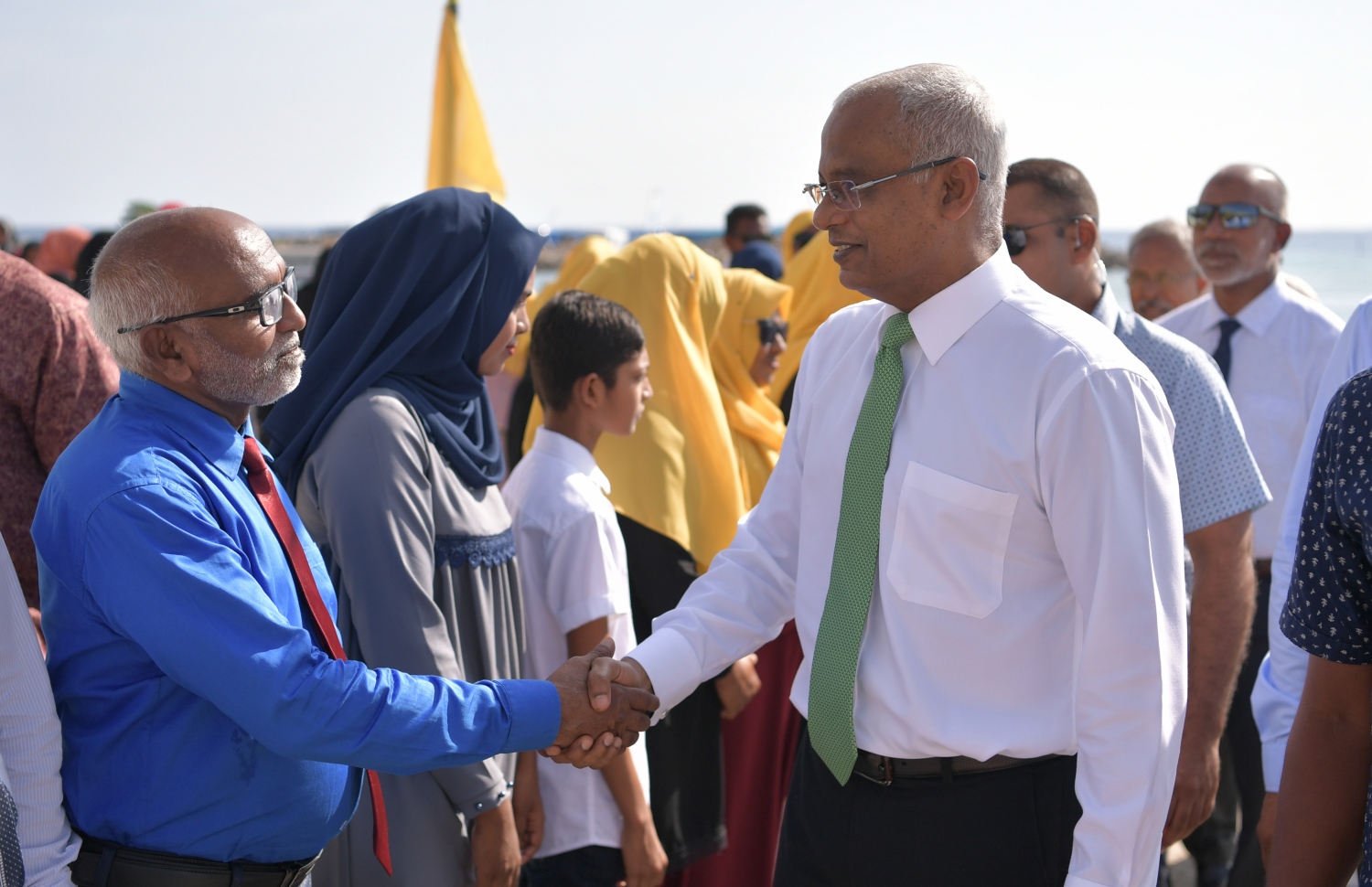 ނ. ކެނދިކުޅުދޫ: ޖެނުއަރީ 8، 2020:  ނ. ކެނދިކުޅުދޫގައި އަލަށް އިމާރާތް ކޮށްފައިވާ "މަސްޖިދުއްރަޙްމަތު" މިސްކިތް ރަސްމީކޮށް ހުޅުވުމަށް ބޭއްވި ރަސްމިއްޔާތުގައި ބައިވެރިވެ ވަޑައިގަތުމަށް ރައީސް އިބްރާހިމް މުހައްމަދު ސޯލިހު އެ ރަށަށް ވަޑައިގަތުމުން، އެ ރަށުގެ ބައެއް މީހުން އެމަނިކުފާނަށް މަރުހަބާ ދަންނަވަނީ-- ފޮޓޯ: ރައީސް އޮފީސް