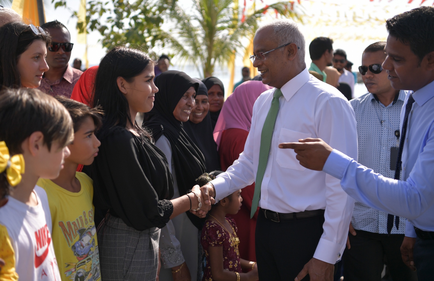 ނ. ކެނދިކުޅުދޫ: ޖެނުއަރީ 8، 2020:  ނ. ކެނދިކުޅުދޫގައި އަލަށް އިމާރާތް ކޮށްފައިވާ "މަސްޖިދުއްރަޙްމަތު" މިސްކިތް ރަސްމީކޮށް ހުޅުވުމަށް ބޭއްވި ރަސްމިއްޔާތުގައި ބައިވެރިވެ ވަޑައިގަތުމަށް ރައީސް އިބްރާހިމް މުހައްމަދު ސޯލިހު އެ ރަށަށް ވަޑައިގަތުމުން، އެ ރަށުގެ ބައެއް މީހުން އެމަނިކުފާނަށް މަރުހަބާ ދަންނަވަނީ-- ފޮޓޯ: ރައީސް އޮފީސް