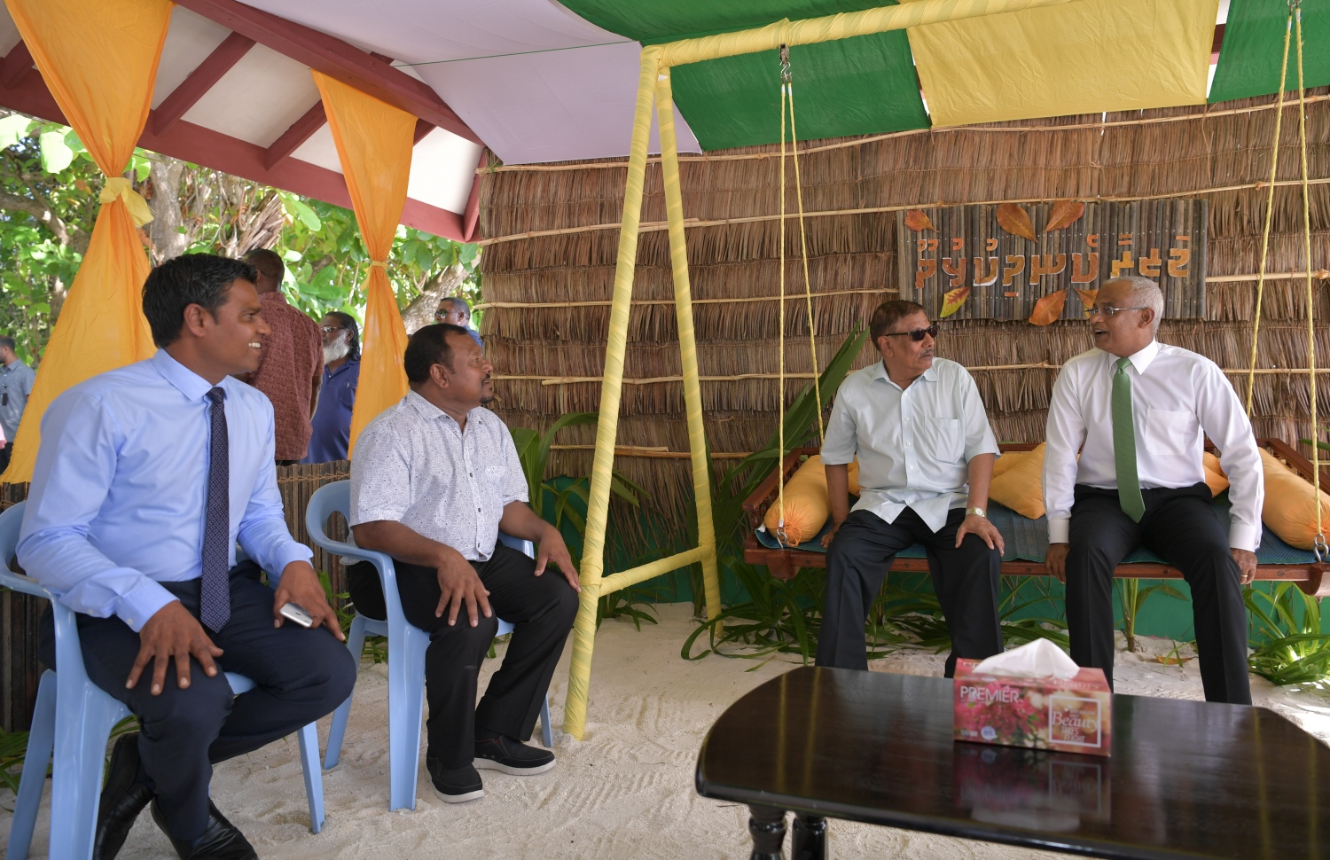 ނ. ކެނދިކުޅުދޫ: ޖެނުއަރީ 8، 2020:  ނ. ކެނދިކުޅުދޫގައި އަލަށް އިމާރާތް ކޮށްފައިވާ "މަސްޖިދުއްރަޙްމަތު" މިސްކިތް ރަސްމީކޮށް ހުޅުވުމަށް ބޭއްވި ރަސްމިއްޔާތުގައި ބައިވެރިވެ ވަޑައިގަތުމަށް ރައީސް އިބްރާހިމް މުހައްމަދު ސޯލިހު އެ ރަށަށް ވަޑައިގެން، އެ ރަށުގައި ހަދާފައިވާ ގިޑިގެއެއްގައި ރަށުގެ އިސްވެރިންނާއެކު މަޑުކޮށްލައްވައިގެން.-- ފޮޓޯ: ރައީސް އޮފީސް