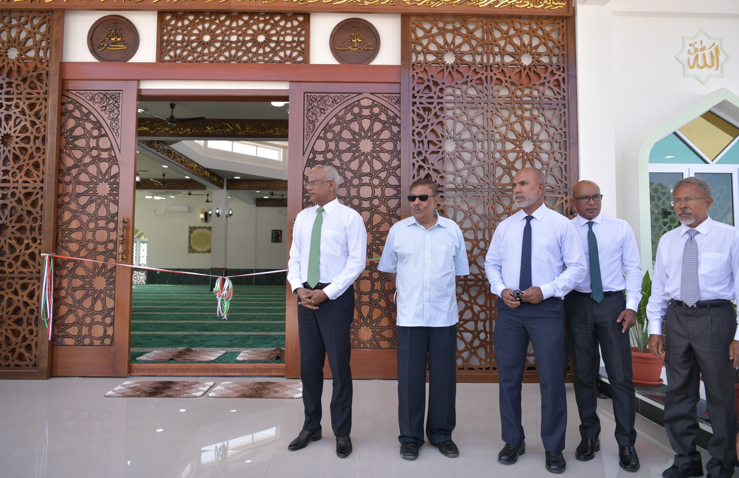 ނ. ކެނދިކުޅުދޫ: ޖެނުއަރީ 8، 2020:  ނ. ކެނދިކުޅުދޫގައި އަލަށް އިމާރާތް ކޮށްފައިވާ "މަސްޖިދުއްރަޙްމަތު" މިސްކިތް ރަސްމީކޮށް ހުޅުވުމަށް ބޭއްވި ރަސްމިއްޔާތުގައި ރައީސް އިބްރާހިމް މުހައްމަދު ސޯލިހު ބައިވެރިވެ ވަޑައިގަންނަވަނީ.-- ފޮޓޯ: ރައީސް އޮފީސް