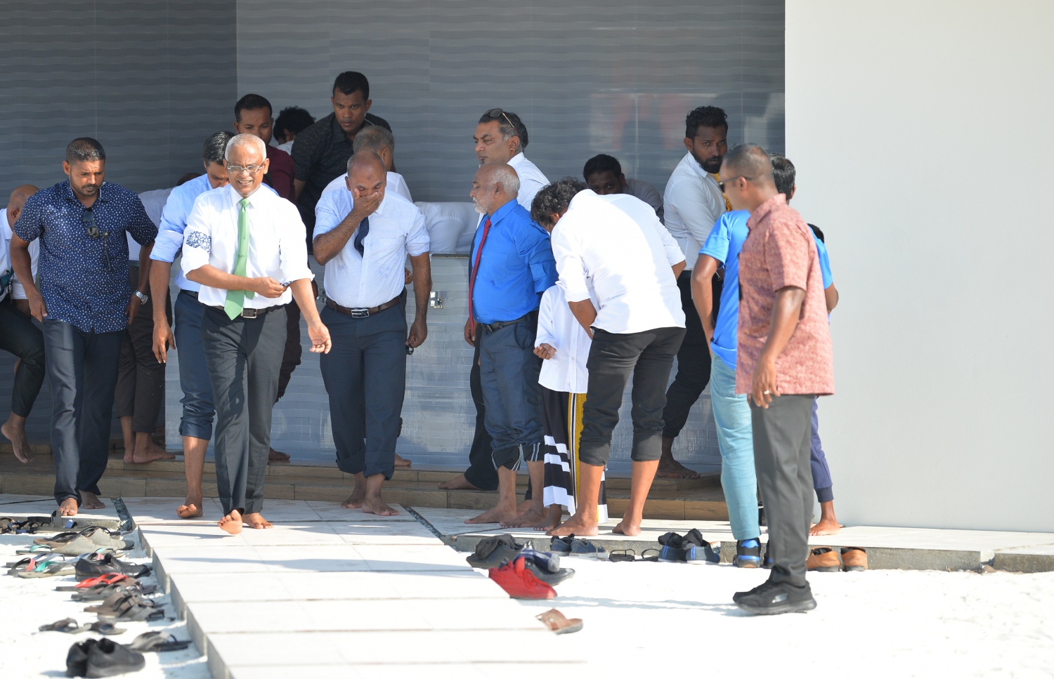 ނ. ކެނދިކުޅުދޫ: ޖެނުއަރީ 8، 2020:  ނ. ކެނދިކުޅުދޫގައި އަލަށް އިމާރާތް ކޮށްފައިވާ "މަސްޖިދުއްރަޙްމަތު" މިސްކިތް ރަސްމީކޮށް ހުޅުވައި ދެއްވުމަށްފަހު. އެ މިސްކިތުގައި ކުރި ފުރަތަމަ ނަމާދުގައި ބައިވެރިވެ ވަޑައިގަތުމަށް ރައީސް އިބްރާހިމް މުހައްމަދު ސޯލިހު ވަޑައިގަންނަވަނީ.-- ފޮޓޯ: ރައީސް އޮފީސް