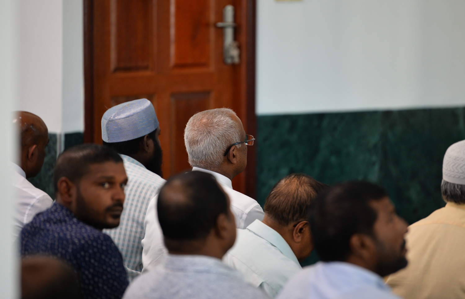 ނ. ކެނދިކުޅުދޫ: ޖެނުއަރީ 8، 2020:  ނ. ކެނދިކުޅުދޫގައި އަލަށް އިމާރާތް ކޮށްފައިވާ "މަސްޖިދުއްރަޙްމަތު" މިސްކިތް ރަސްމީކޮށް ހުޅުވުމަށްފަހު، މިސްކިތުގައި ކުރި ފުރަތަމަ ނަމާދުގައި ރައީސް އިބްރާހިމް މުހައްމަދު ސޯލިހު ބައިވެރިވެ ވަޑައިގަންނަވަނީ.-- ފޮޓޯ: ރައީސް އޮފީސް