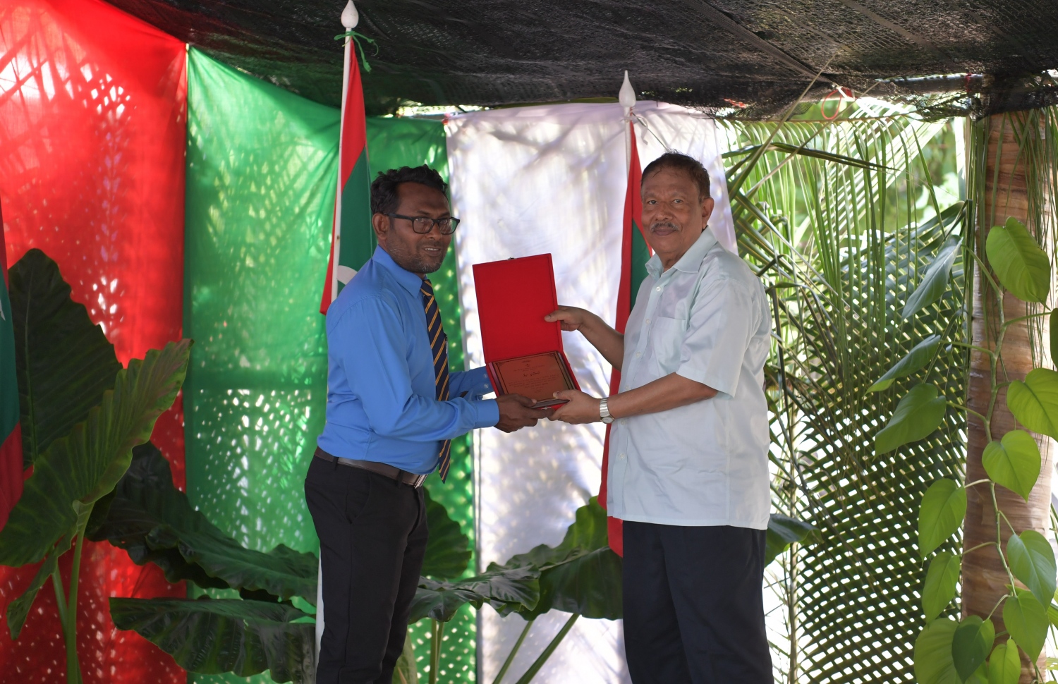 ނ. ކެނދިކުޅުދޫ: ޖެނުއަރީ 8، 2020:  ނ. ކެނދިކުޅުދޫގައި އަލަށް އިމާރާތް ކޮށްފައިވާ "މަސްޖިދުއްރަޙްމަތު" މިސްކިތް ރަސްމީކޮށް ހުޅުވުމަށް ބޭއްވި ރަސްމިއްޔާތުގައި ހަނދާނީ ފިލައެއް ދެނީ.-- ފޮޓޯ: ރައީސް އޮފީސް