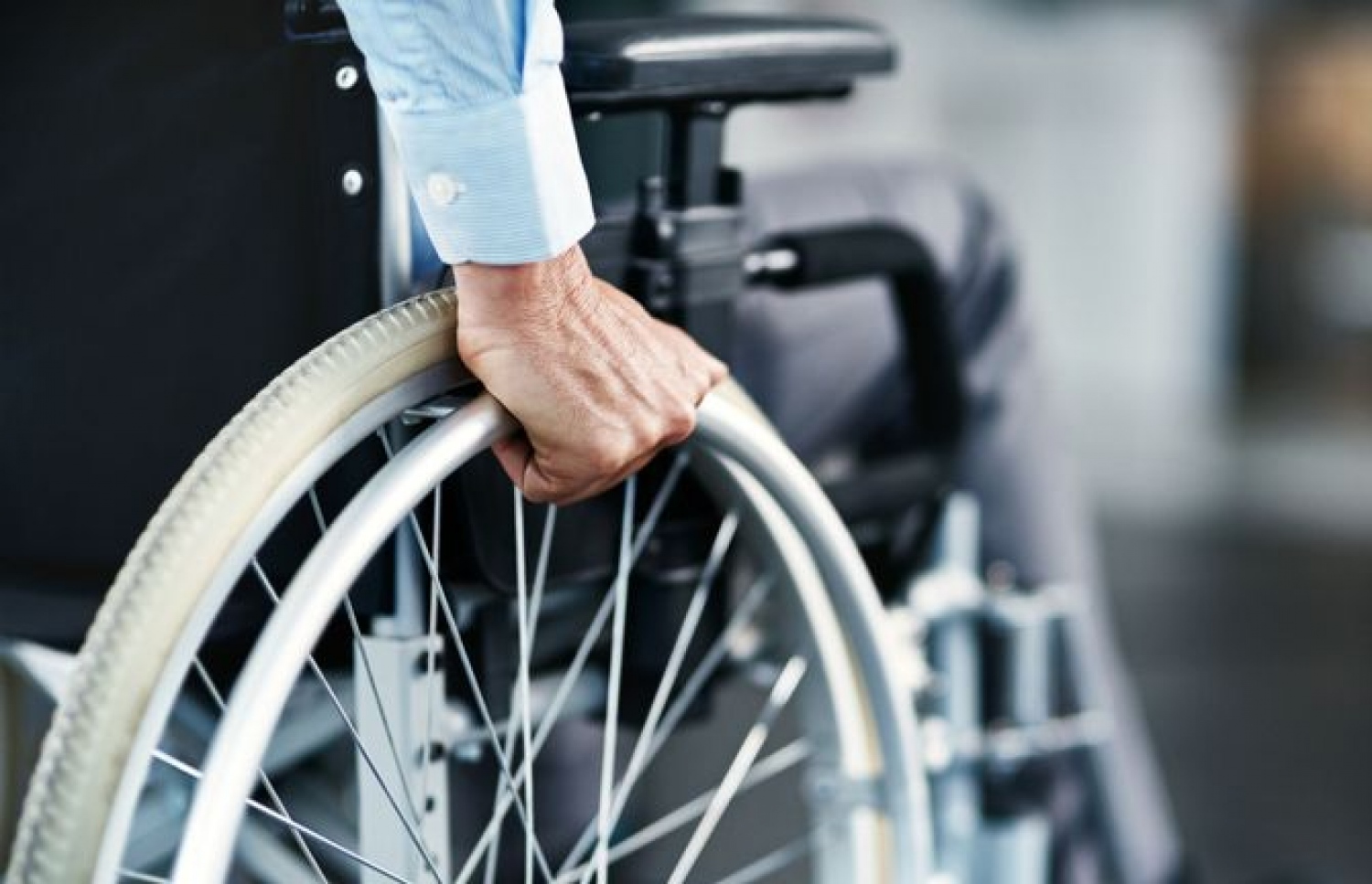 މީހަކު ފުރޮޅުލީ ގޮނޑީގައި.