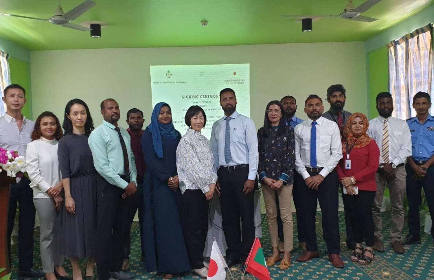 ގުރައިދޫ މަރުކަޒަށް އެހީ ދޭން ބޭއްވި ރަސްމިއްޔާތުގައި، އެ ގައުމުން ރާއްޖެ ކަނޑައަޅާފައި ހުންނަވާ ސަފީރު ކެއިކޯ ޔަނާއި (ވ-7) އާއި އެ މަރުކަޒުގެ ސީއީއޯ އިމްރާން (މ) އަދި ޖެންޑާ މިނިސްޓްރީ އާއި ޖަޕާން އެމްބަސީގެ ބޭފުޅުން ބައިވެރިވެވަޑައިގަންނަވަނީ.-- ފޮޓޯ: ޖެންޑާ މިނިސްޓްރީ