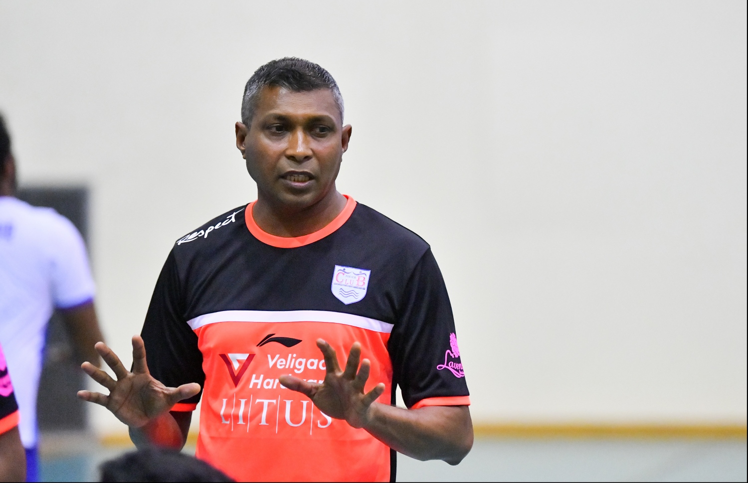 ރޭގެ މެޗުގެ ތެރެއިން ކޯޗު ފައްލޯ ޕޮލިހުގެ ކުޅުންތެރިންނަށް ބުނެދެނީ. -- ފޮޓޯ: ހުސެއިން ވަހީދު/ މިހާރު