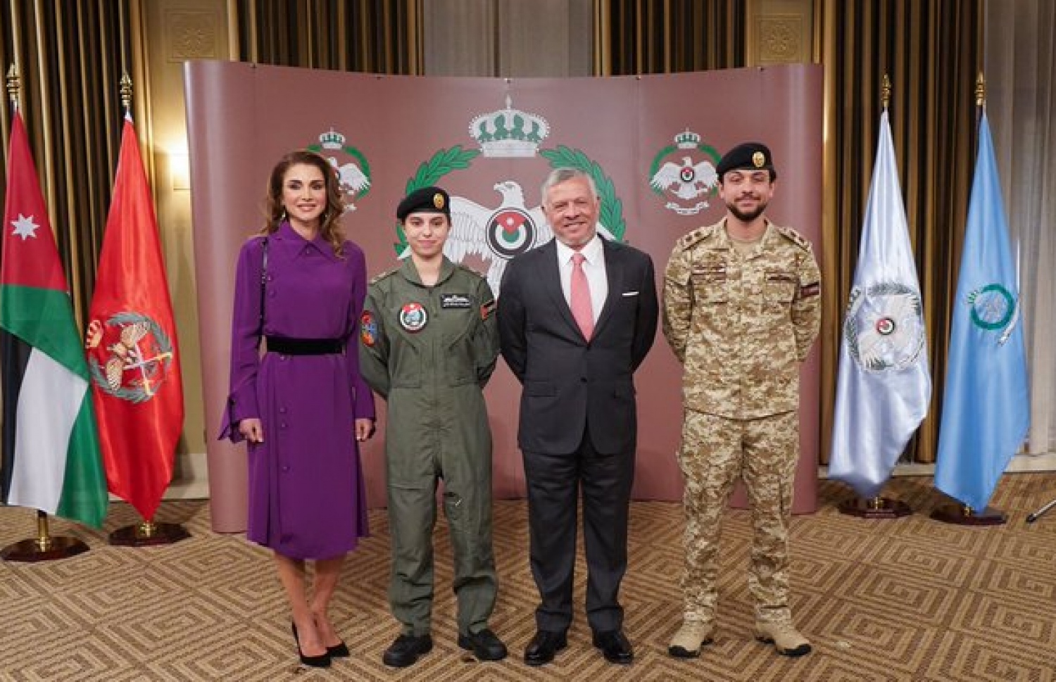 ރަސްމިއްޔާތުގައި ޕްރިންސަސް ސަލްމާގެ މަންމާފުޅު ކްއީން ރާނިއާ (ވ) އާއި ބޭބޭފުޅު ޕްރިންސް ހުސައިން ބިން އަބްދުﷲ ބައިވެރިވެވަޑައިގެންނެވި. ފޮޓޯ:އެރޭބިއަން ރޯޔަލް އެޖެންސީ