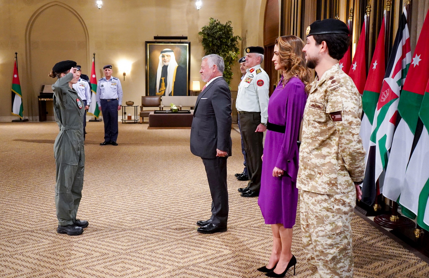 ޖޯޑަންގެ ޕްރިންސަސް ސަލްމާ އަށް ޕައިލެޓް ބެޖް ދިނުމުގެ ރަސްމިއްޔާތު. --ފޮޓޯ:އޭއެފްޕީ