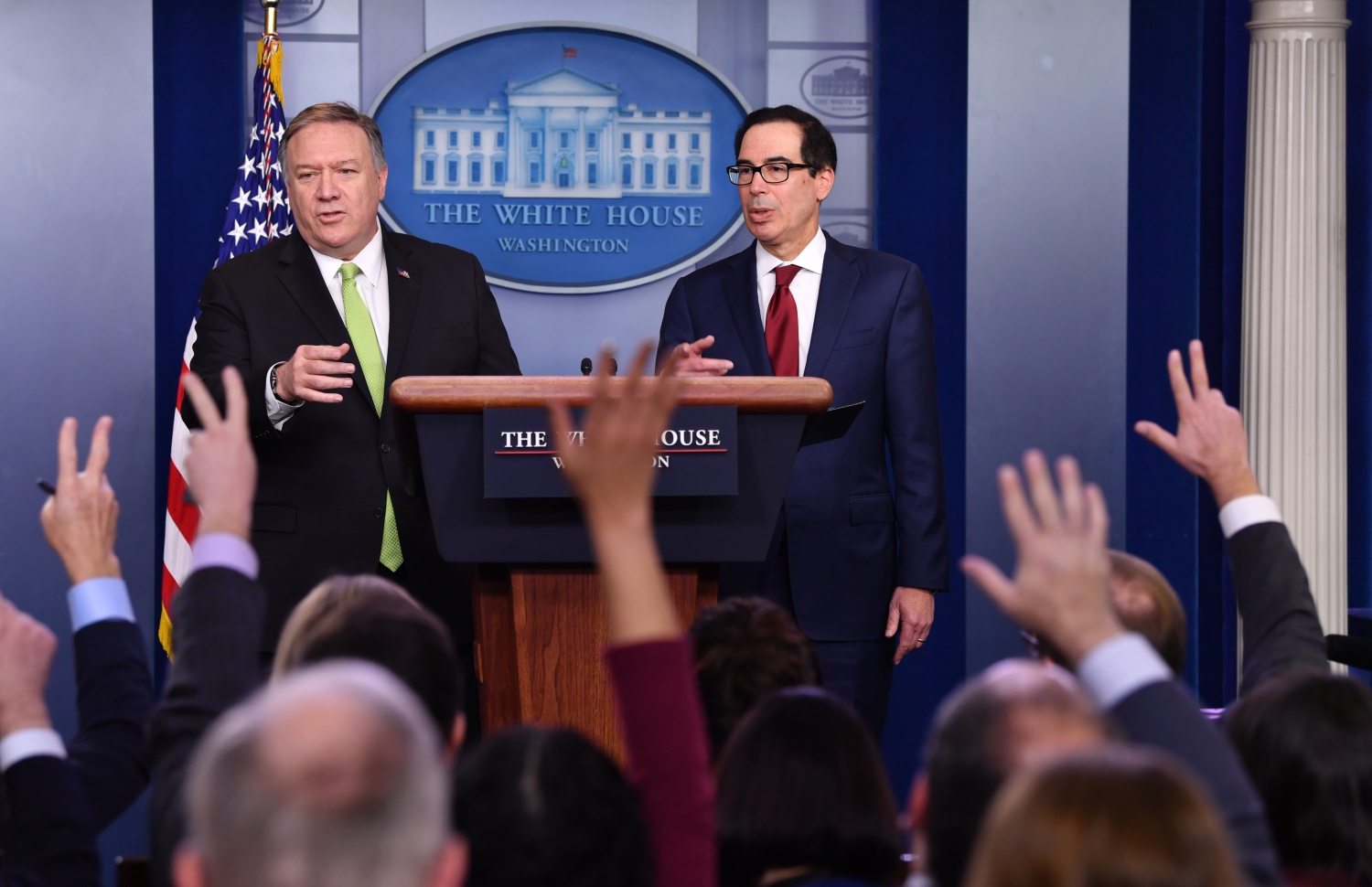 އީރާނަށް ދަތިކުރުމުގެ އާ ފިޔަވަޅުތައް އެޅިކަން ޚާރިޖީ ވަޒީރު މައިކް ޕޮމްޕެއޯ (ވ) އާއި ޓްރެޝަރީ ސެކްރެޓަރީ ސްޓީވަން މަނޫޗިން އިއުލާން ކުރައްވަނީ. --ފޮޓޯ:އޭއެފްޕީ