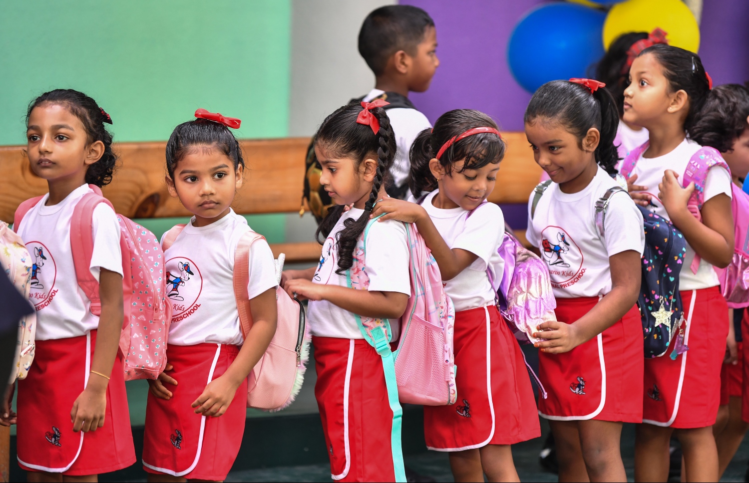 މާލެ: ޖެނުއަރީ 12، 2020: ދޮޅު މަސް ދުވަހުގެ ޗުއްޓީއަކަށް ފަހު ތައުލީމީ އާ އަހަރުގެ ކިޔެވުން ފެށުމާއެކު، ކެންގަރޫކިޑްސްގެ ދައިވަރުންތަކެއް ލައިންގައި މަޑުކޮށްލައިގެން.-- ފޮޓޯ: ނިޝާން އަލީ /މިހާރު