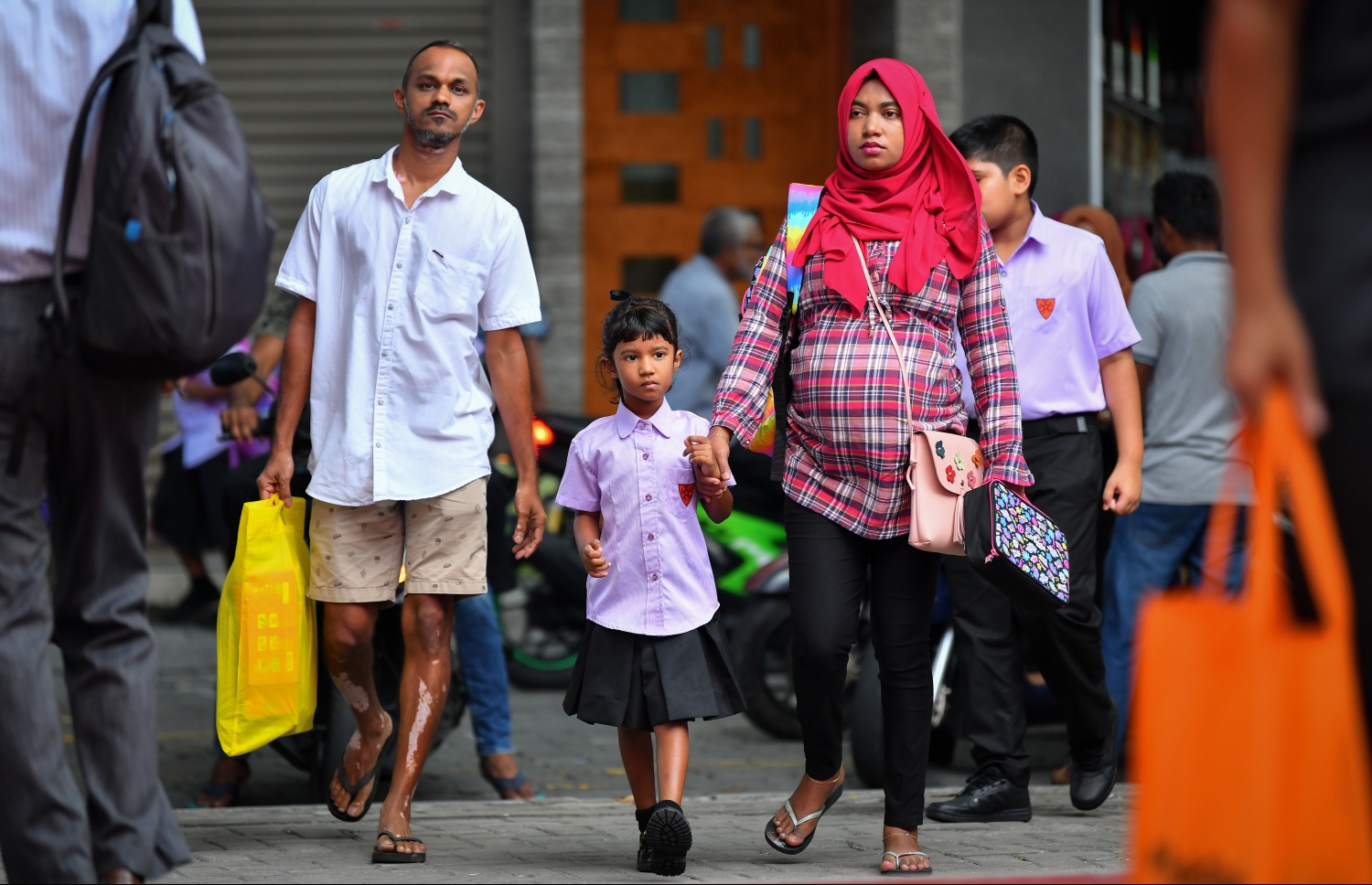 މާލެ: ޖެނުއަރީ 12، 2020: ދޮޅު މަސް ދުވަހުގެ ޗުއްޓީއަކަށް ފަހު ތައުލީމީ އާ އަހަރުގެ ކިޔެވުން ފެށުމާއެކު، ގިޔާސުއްދީން ސްކޫލުގެ ދައިވަރަކު ސްކޫލަށްދަނީ.-- ފޮޓޯ: ނިޝާން އަލީ /މިހާރު