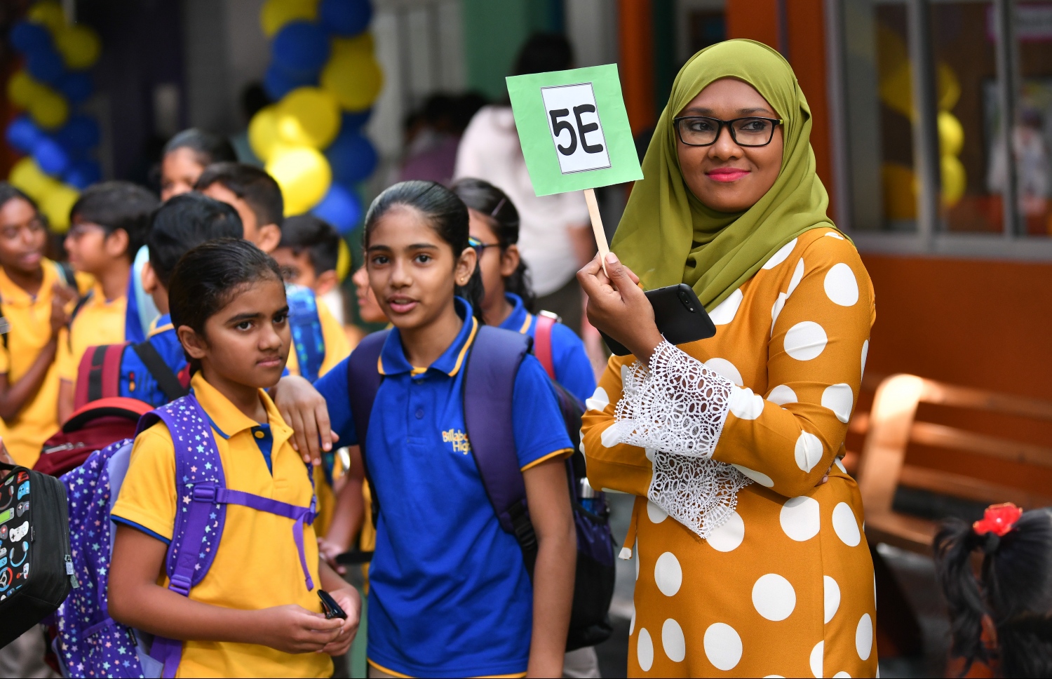 މާލެ: ޖެނުއަރީ 12، 2020: ދޮޅު މަސް ދުވަހުގެ ޗުއްޓީއަކަށް ފަހު ތައުލީމީ އާ އަހަރުގެ ކިޔެވުން ފެށުމާއެކު، ބިލަބޮންގް އިންޓަނޭޝަނަލް ސްކޫލުގެ ދައިވަރުންތަކެއް އެ ސްކޫލު ގޯތިތެރޭގައި މަޑުކޮށްލައިގެން.-- ފޮޓޯ: ނިޝާން އަލީ /މިހާރު