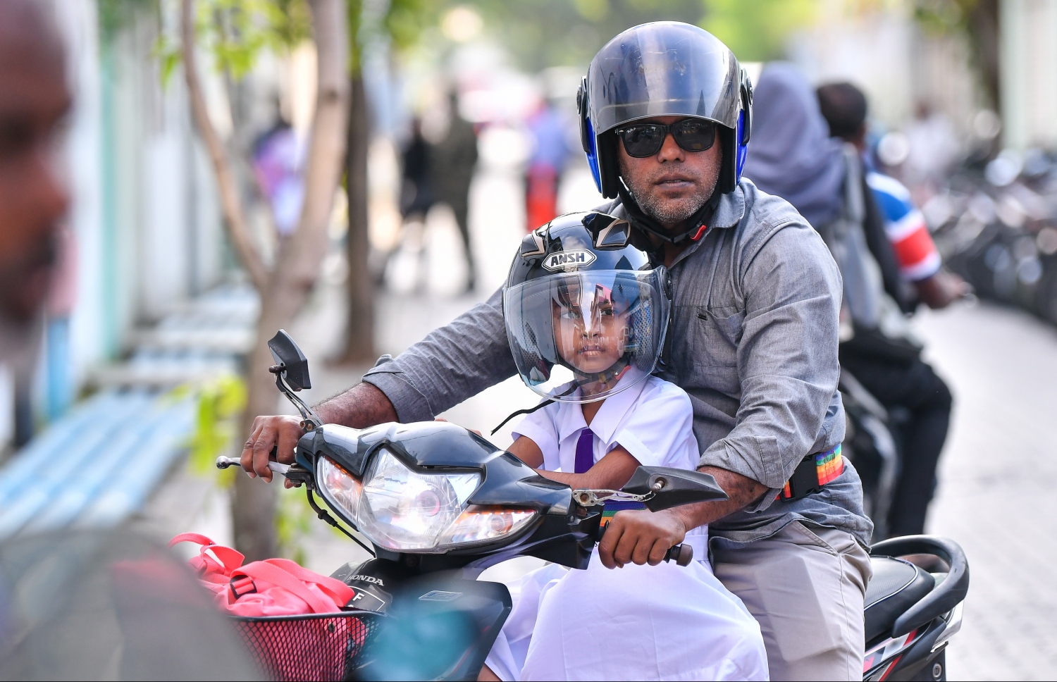 މާލެ: ޖެނުއަރީ 12، 2020: ދޮޅު މަސް ދުވަހުގެ ޗުއްޓީއަކަށް ފަހު ތައުލީމީ އާ އަހަރުގެ ކިޔެވުން ފެށުމާއެކު، އިއްޒުއްދީން ސްކޫލުގެ ދަރިވަރަކު ސްކޫލަށްދަނީ.-- ފޮޓޯ: ނިޝާން އަލީ /މިހާރު