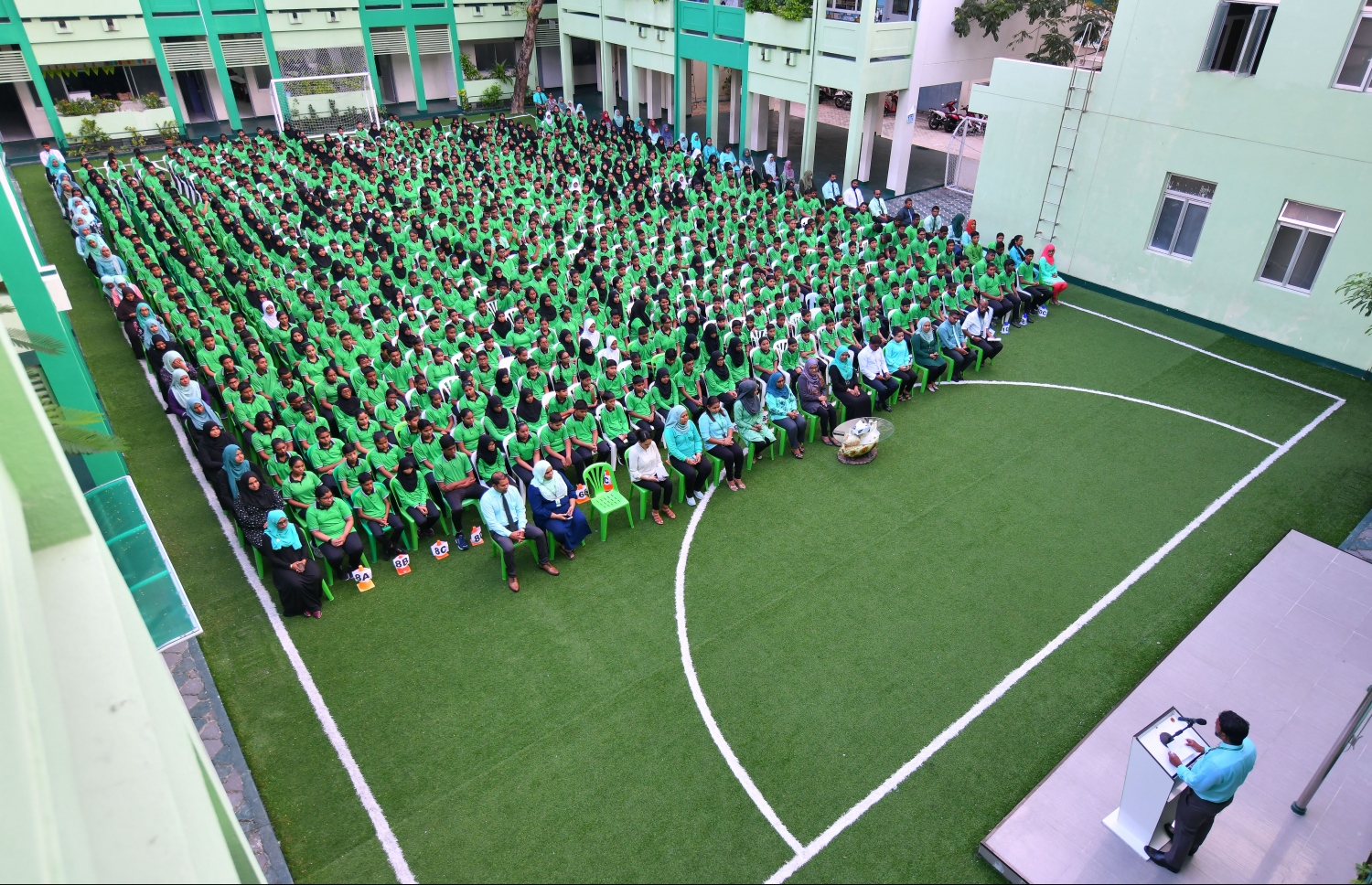 މާލެ: ޖެނުއަރީ 12، 2020: ދޮޅު މަސް ދުވަހުގެ ޗުއްޓީއަކަށް ފަހު ތައުލީމީ އާ އަހަރުގެ ކިޔެވުން ފެށުމާއެކު، ކަލާފާން ސްކޫލުގެ ދައިވަރުންތަކެއް އެސެމްބްލީގައި ބައިވެރިވަނީ.-- ފޮޓޯ: ނިޝާން އަލީ /މިހާރު