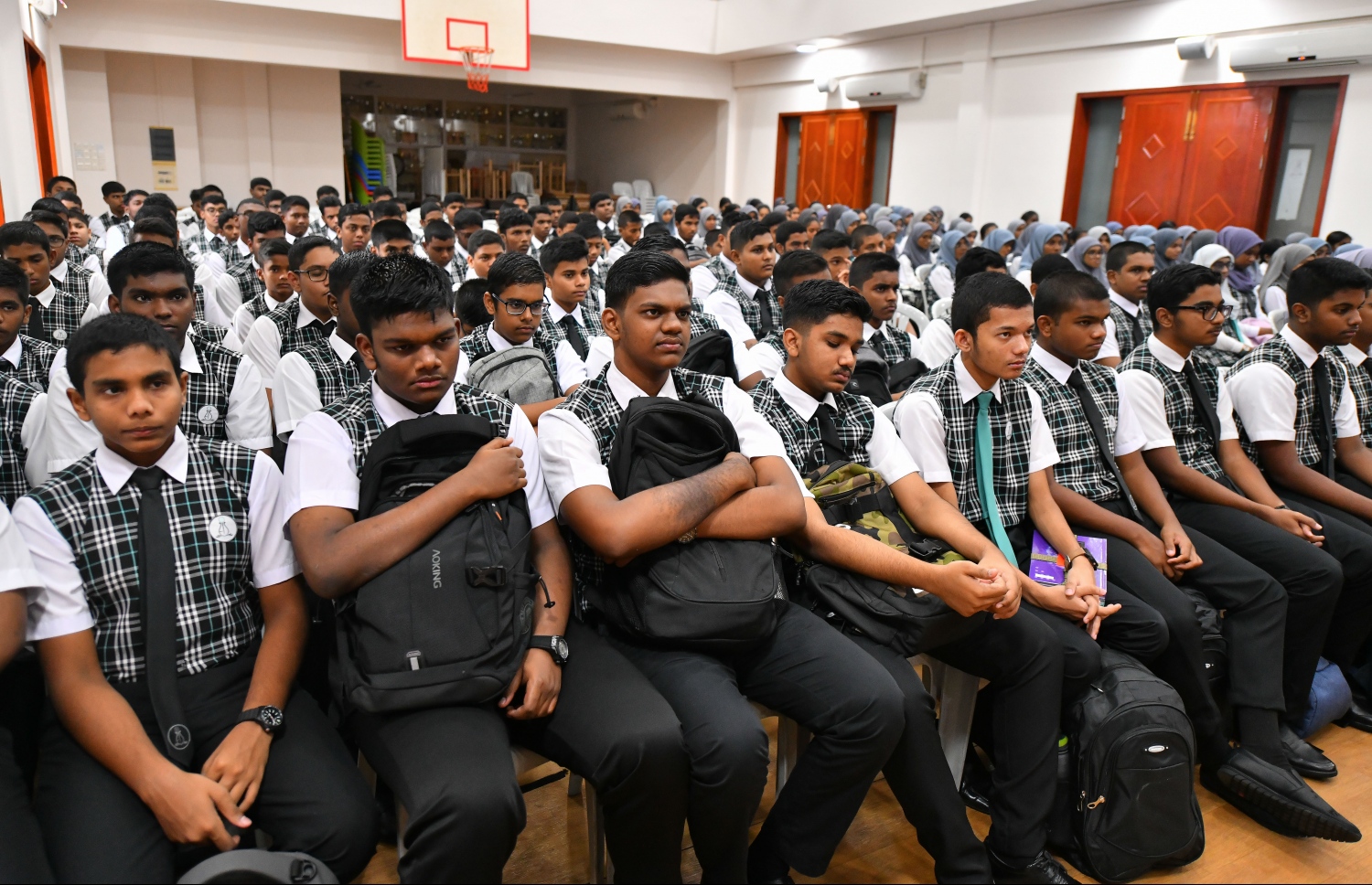 މާލެ: ޖެނުއަރީ 12، 2020: ދޮޅު މަސް ދުވަހުގެ ޗުއްޓީއަކަށް ފަހު ތައުލީމީ އާ އަހަރުގެ ކިޔެވުން ފެށުމާއެކު، އަހުމަދިއްޔާ އިންޓަނޭޝަނަލް ސްކޫލުގައި ބޭއްވި ހާއްސަ އެސެމްބްލީގައި އެ ސްކޫލުގެ ދަރިވަރުންތަކެއް ބައިވެރިވަނީ.-- ފޮޓޯ: ނިޝާން އަލީ /މިހާރު